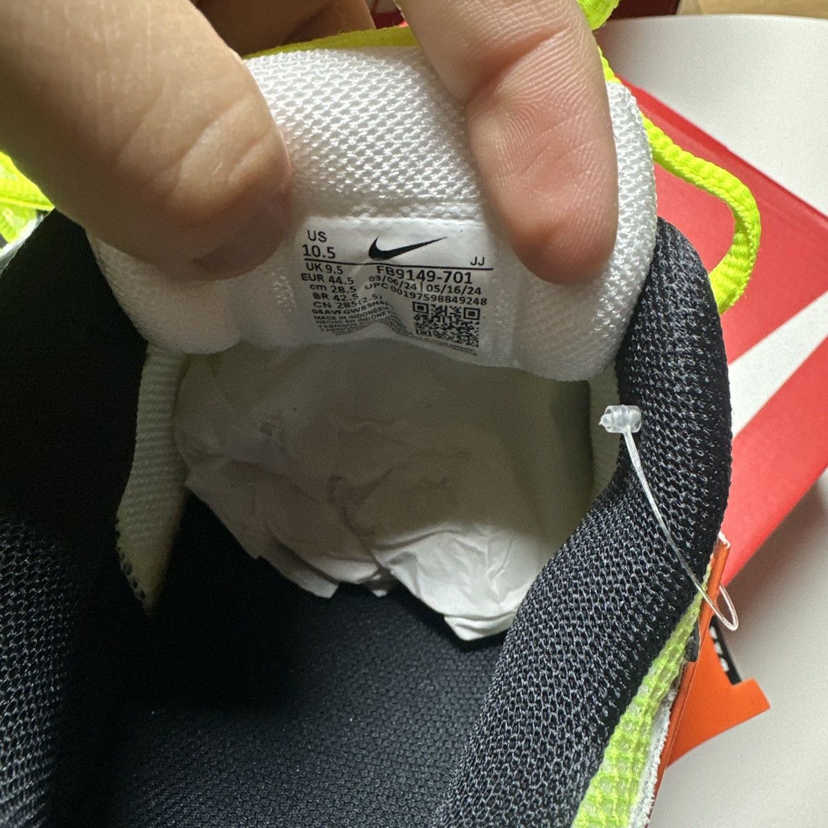 Nike *NEW* SZ 10.5 MENS, 12 WMNSN VOMERO 5 LIFE LIME VOLT/ NEON Size US 10.5 / EU 43-44 - 11 Thumbnail