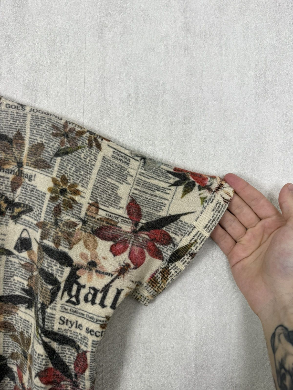 John Galliano John Galliano Newspaper Floral Print V-Neck Wool T-Shirt Size M / US 6-8 / IT 42-44 - 8 Thumbnail