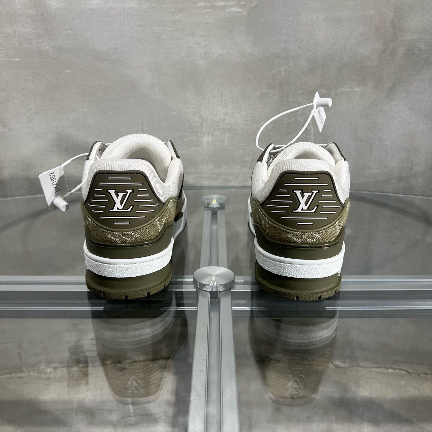 Louis Vuitton louis vuitton lv trainer 25 white green Size US 5.5 / EU 38 - 6 Thumbnail