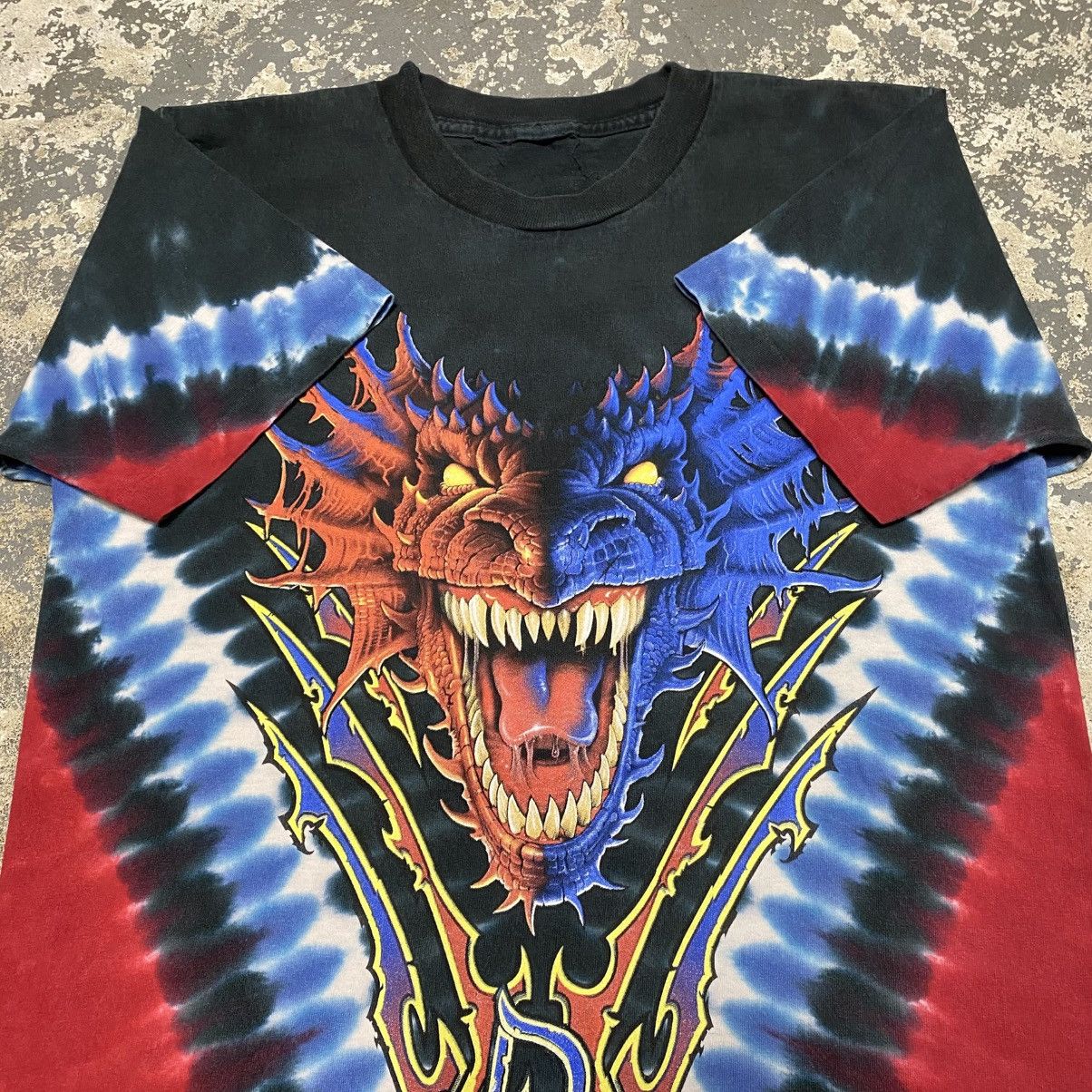 Liquid Blue × Universal Studios × Vintage Vintage Dragon Flame Dueling Dragons Universal Studios Tshir Size US S / EU 44-46 / 1 - 3 Thumbnail