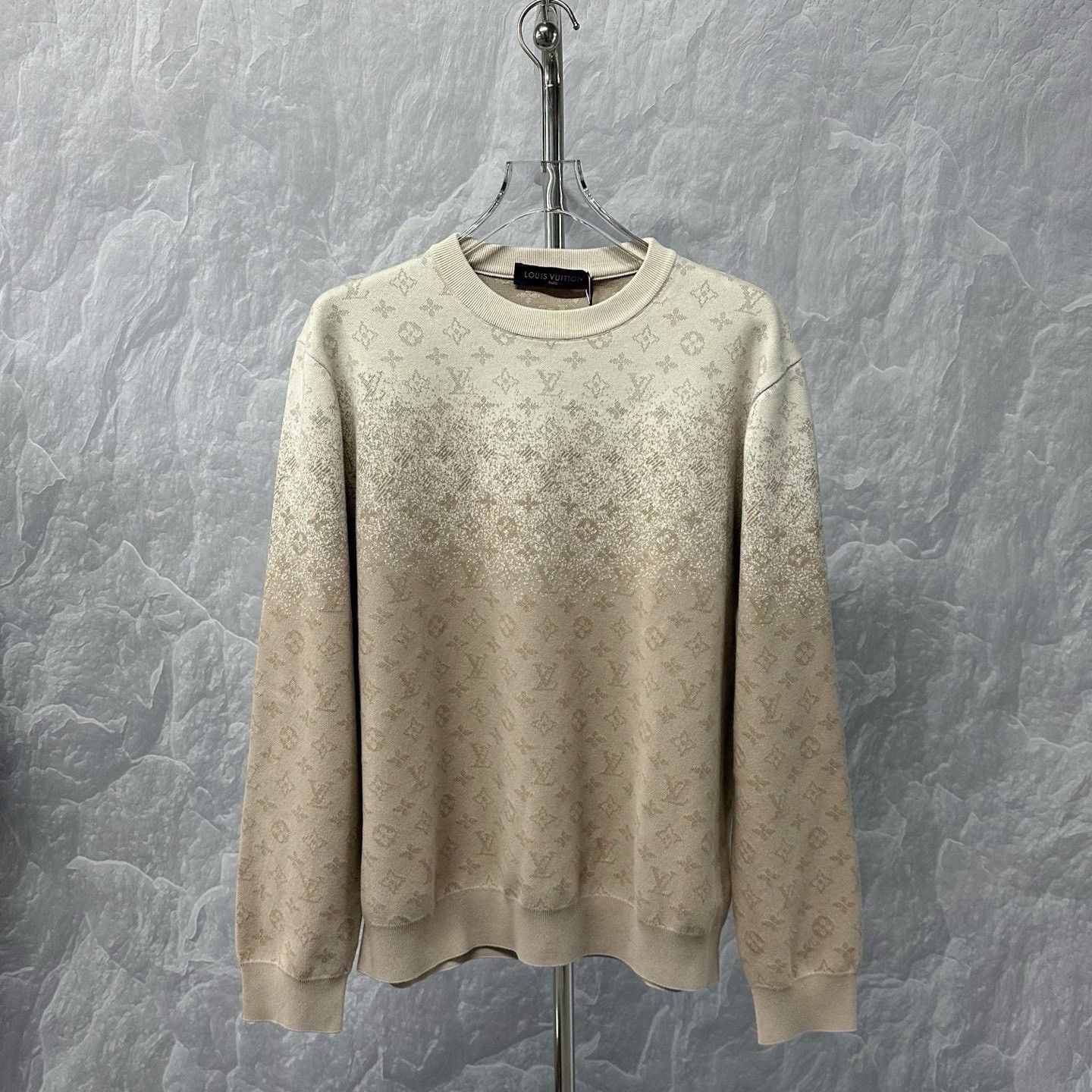 Louis Vuitton Louis Vuitton SS26 Gradient Monogram Sweatshirt Size US XL / EU 56 / 4 - 1 Thumbnail