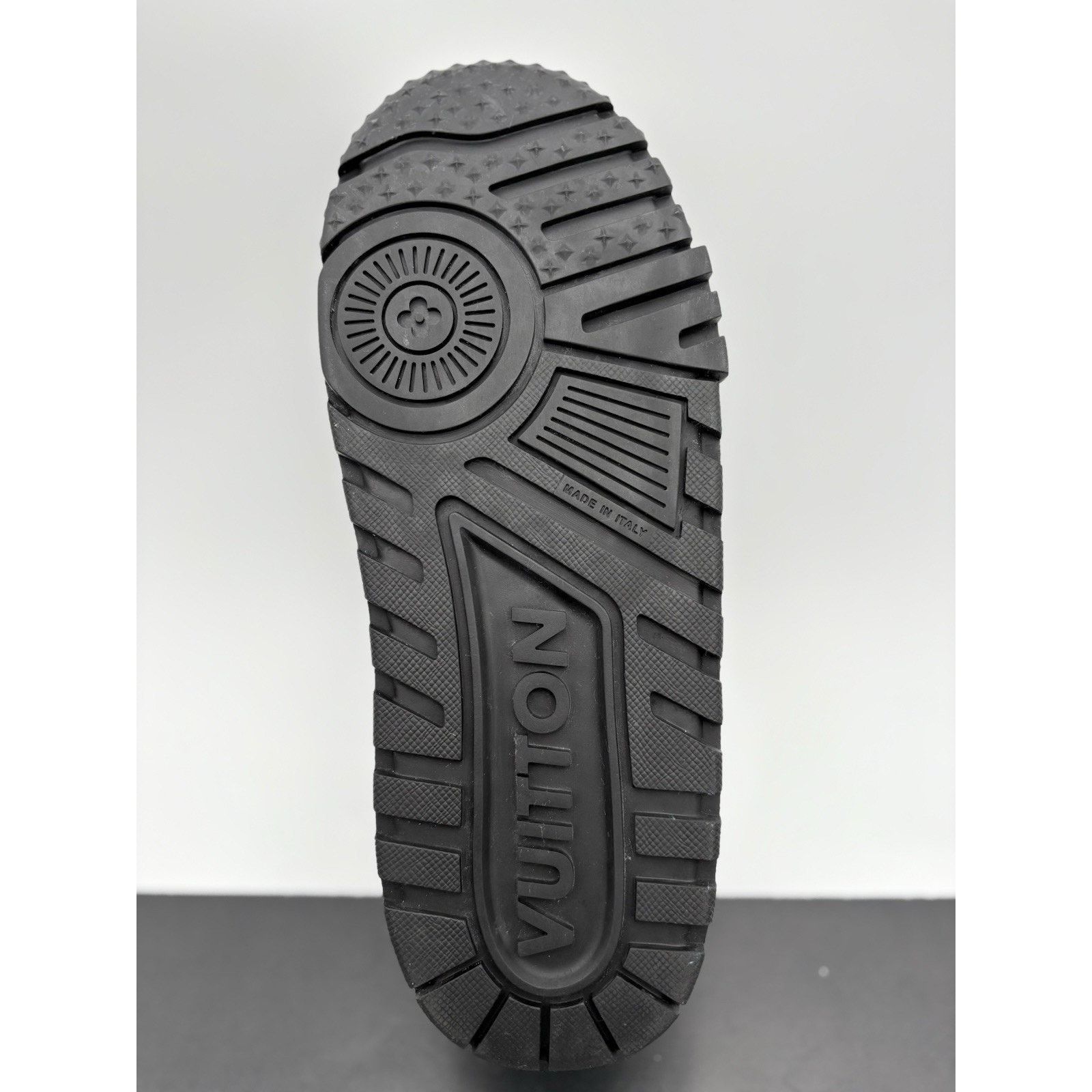 Louis Vuitton (10-10.5 US) Louis Vuitton Maxi ' Black White ' | EXCELLENT! Size US 10 / EU 43 - 13 Thumbnail