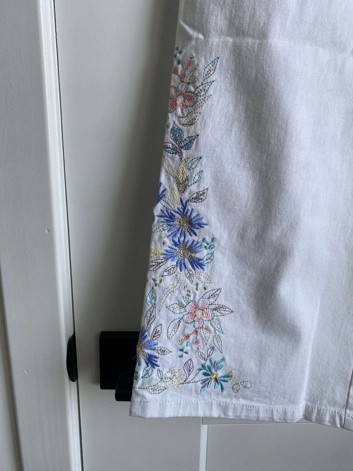 Denim & Co. Denim & Co. Womens Denim Jeans White Embroidered Floral NWOT Size 38" / US 16 / IT 52 - 4 Thumbnail