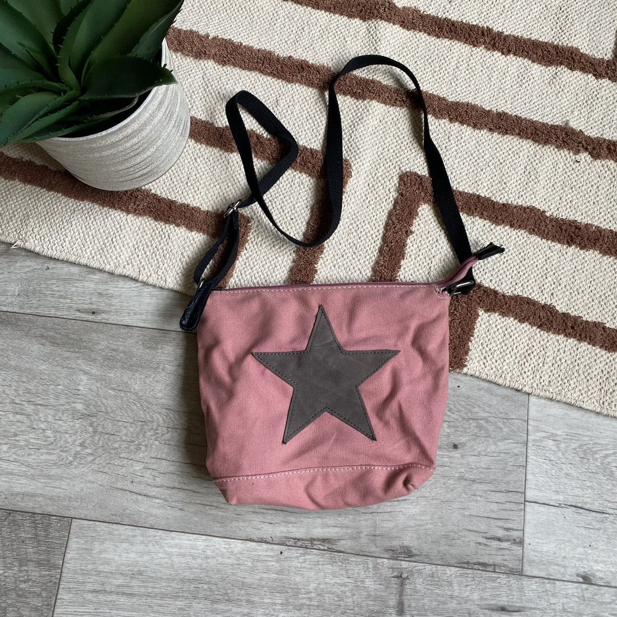 20471120 × Vintage VINTAGE AVANT GARDE EMBROIDERED STAR CROSSBODY BAG Size ONE SIZE - 1 Thumbnail