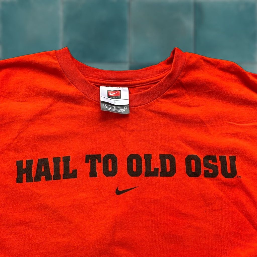 Nike VINTAGE Nike OSU Center Swoosh T-Shirt Men L Orange 90s 80s 70s Beavers Portland Oregon Crew Neck Short Sleeve Graphic Print Size US L / EU 52-54 / 3 - 1 Thumbnail