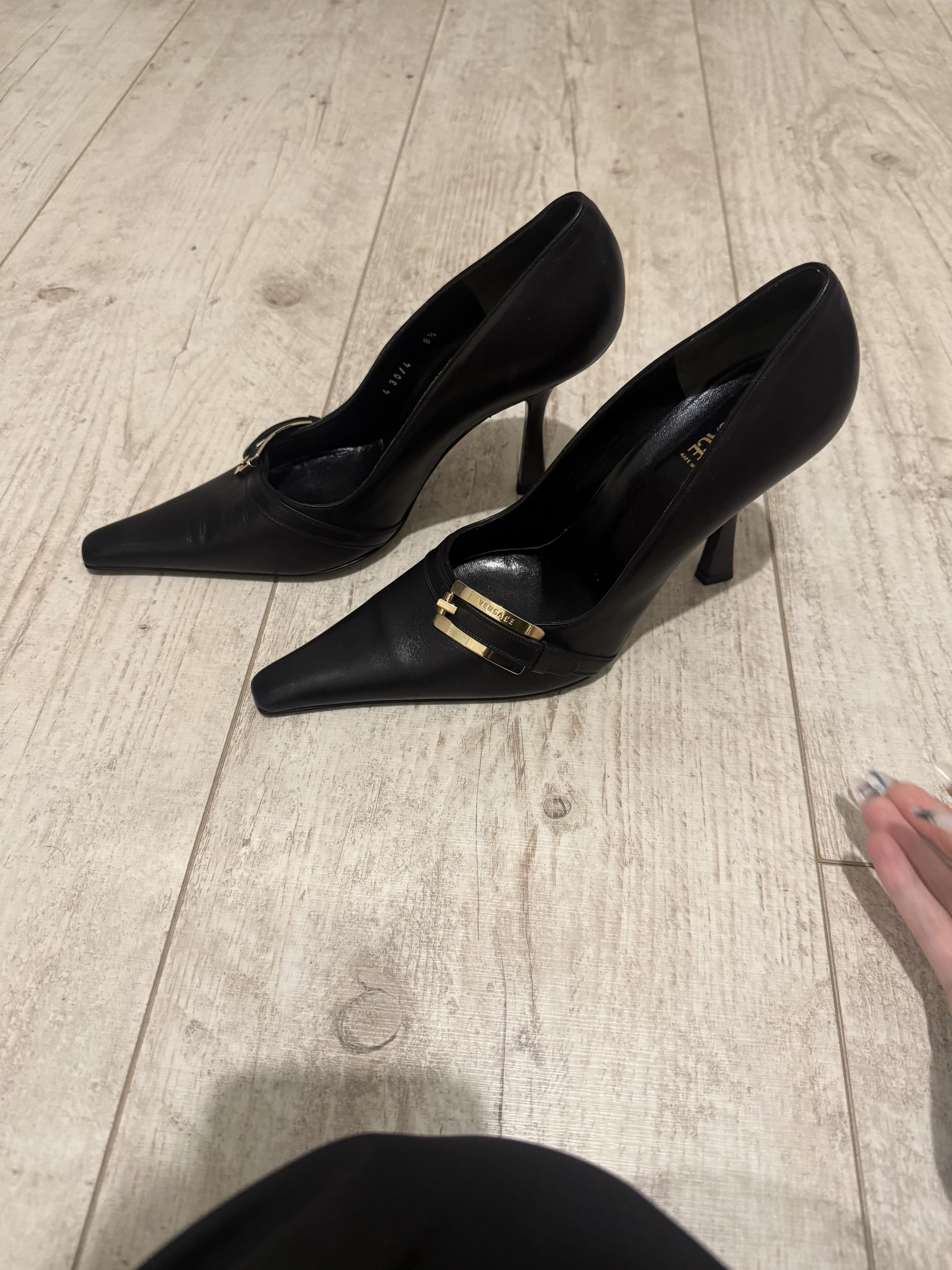Versace Vintage Versace - Black Leather Pointed Heels 38.5 (8.5) Size US 8.5 / IT 38.5 - 2 Thumbnail