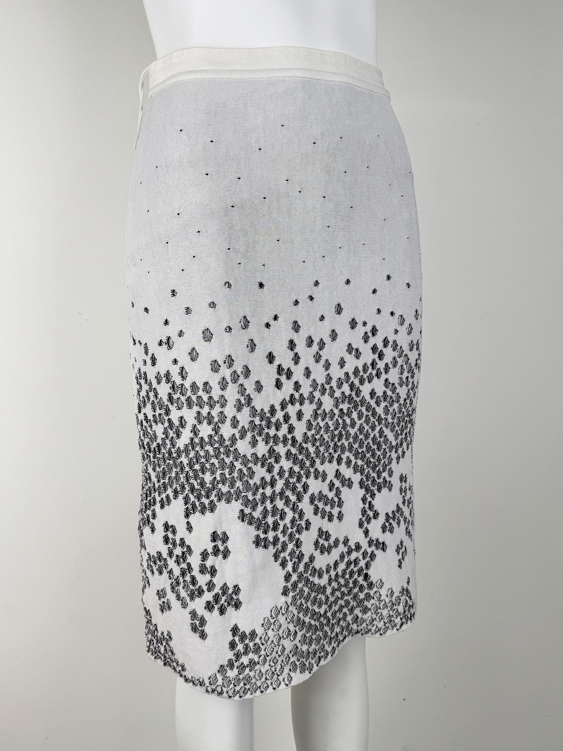 Dior Christian Dior Mid length White Perforated Floral Skirt Size 28" / US 6 / IT 42 - 1 Thumbnail