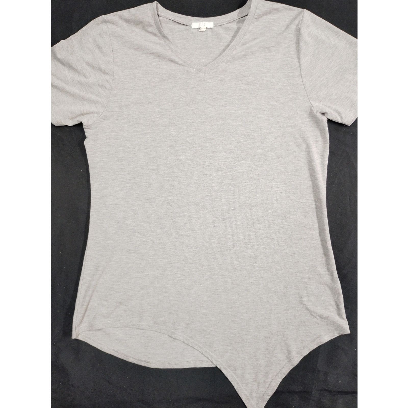 St. John Joh V-Neck Short Sleeve Tee Light Gray With Assymetrical Hem Size M / US 6-8 / IT 42-44 - 1 Thumbnail