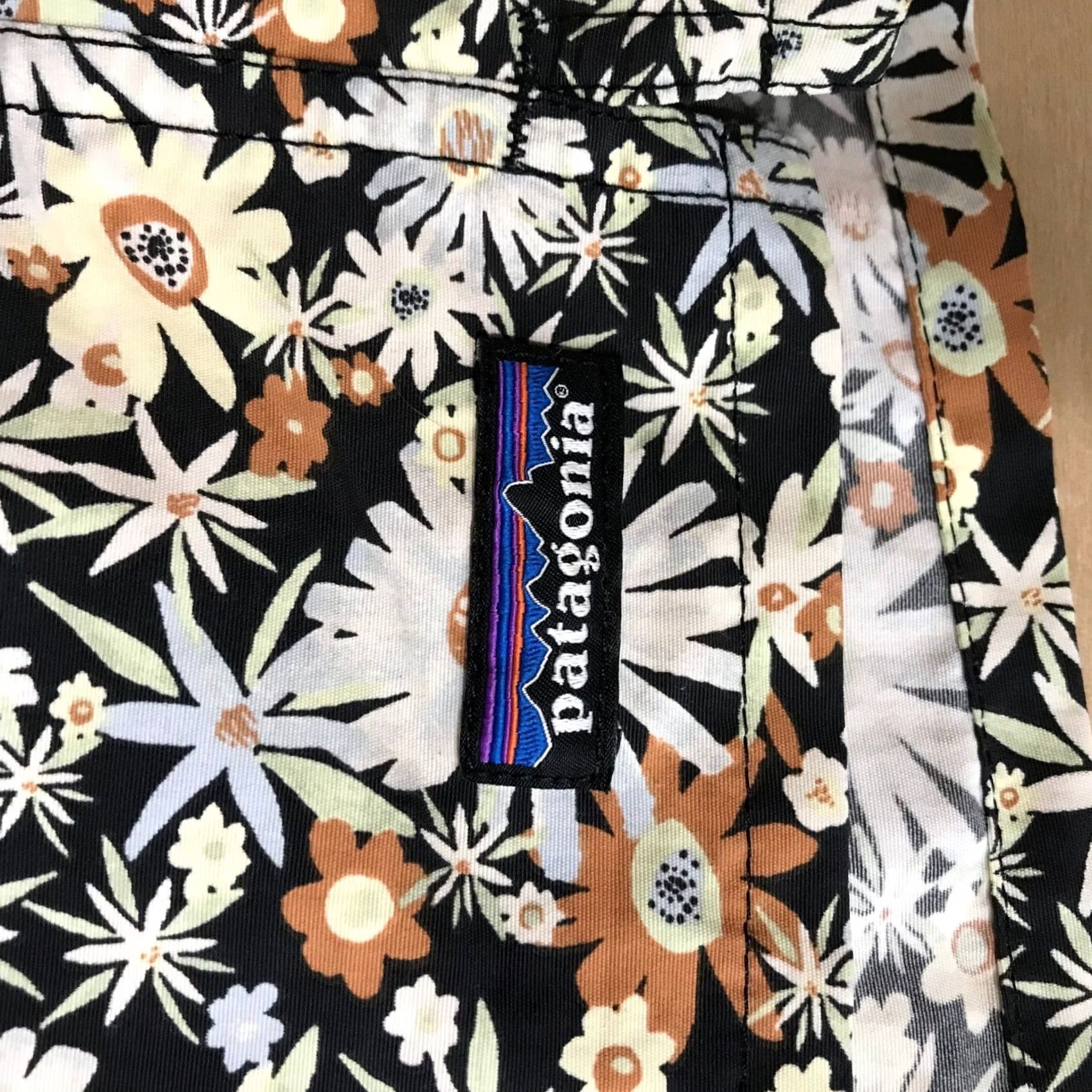 Patagonia Patagonia Women's Bermuda Shorts Black Daisy Floral Print Elastic Waist M/L Casual Beach Size 32" / US 10 / IT 46 - 7 Thumbnail