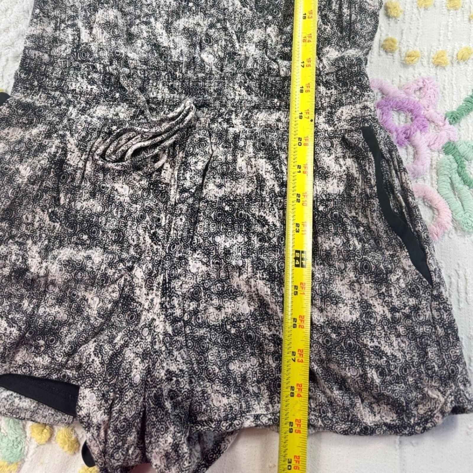 & Other Stories Xhilaration Black White Abstract Print‎ Tie Waist Romper M Size 28" / US 6 / IT 42 - 6 Thumbnail