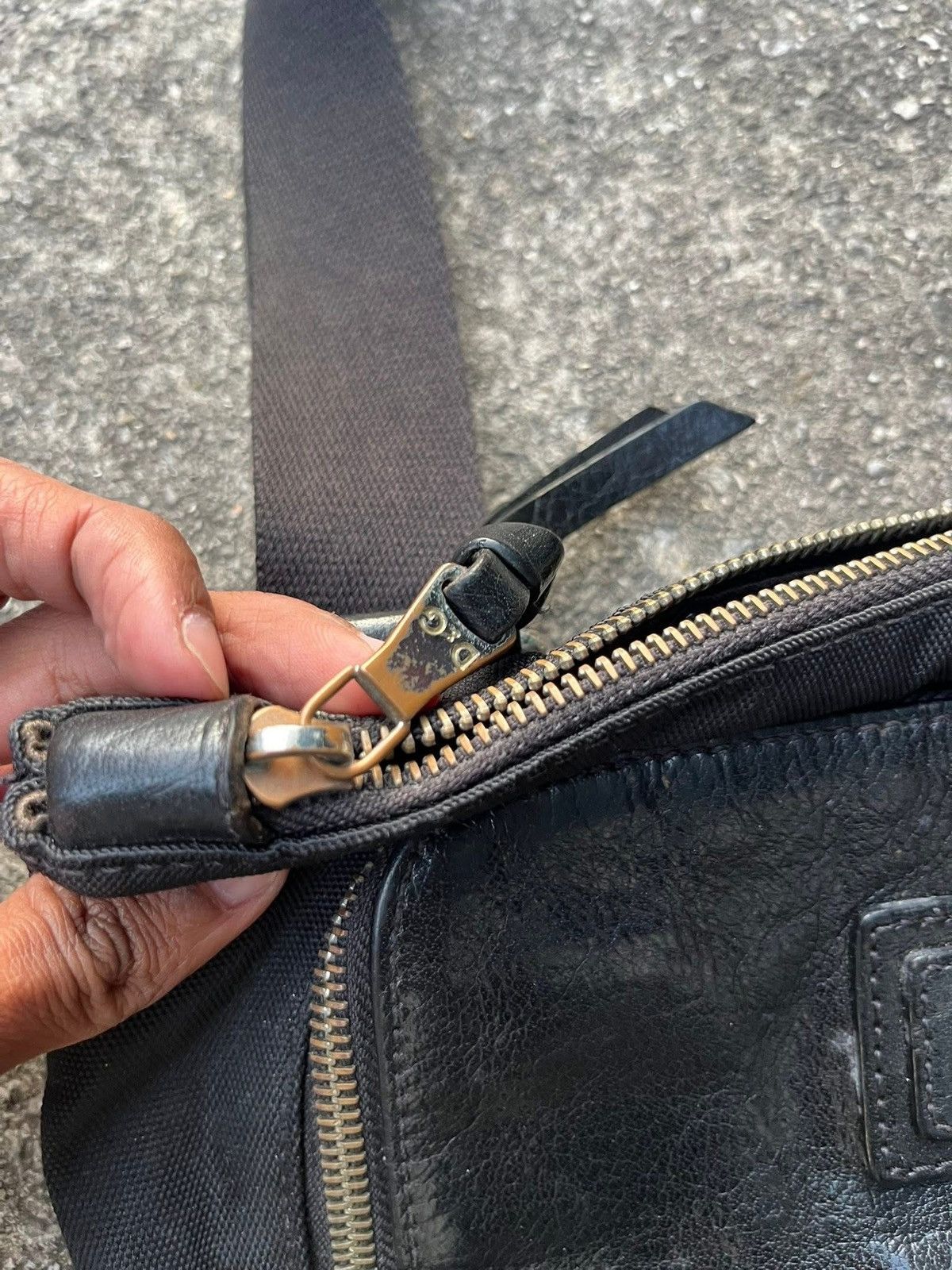 Dolce & Gabbana 2000s Dolce & Gabbana Alan Zip Leather Shoulder Bag Size ONE SIZE - 5 Thumbnail
