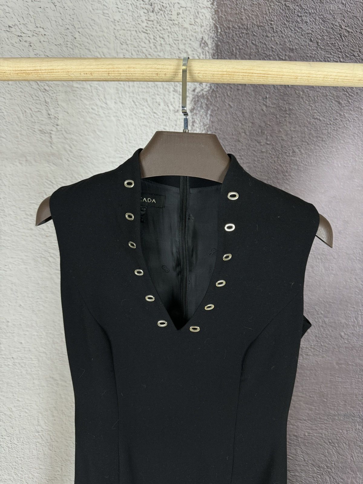 Escada Escada black wool middle v dress luxury Size M / US 6-8 / IT 42-44 - 4 Thumbnail