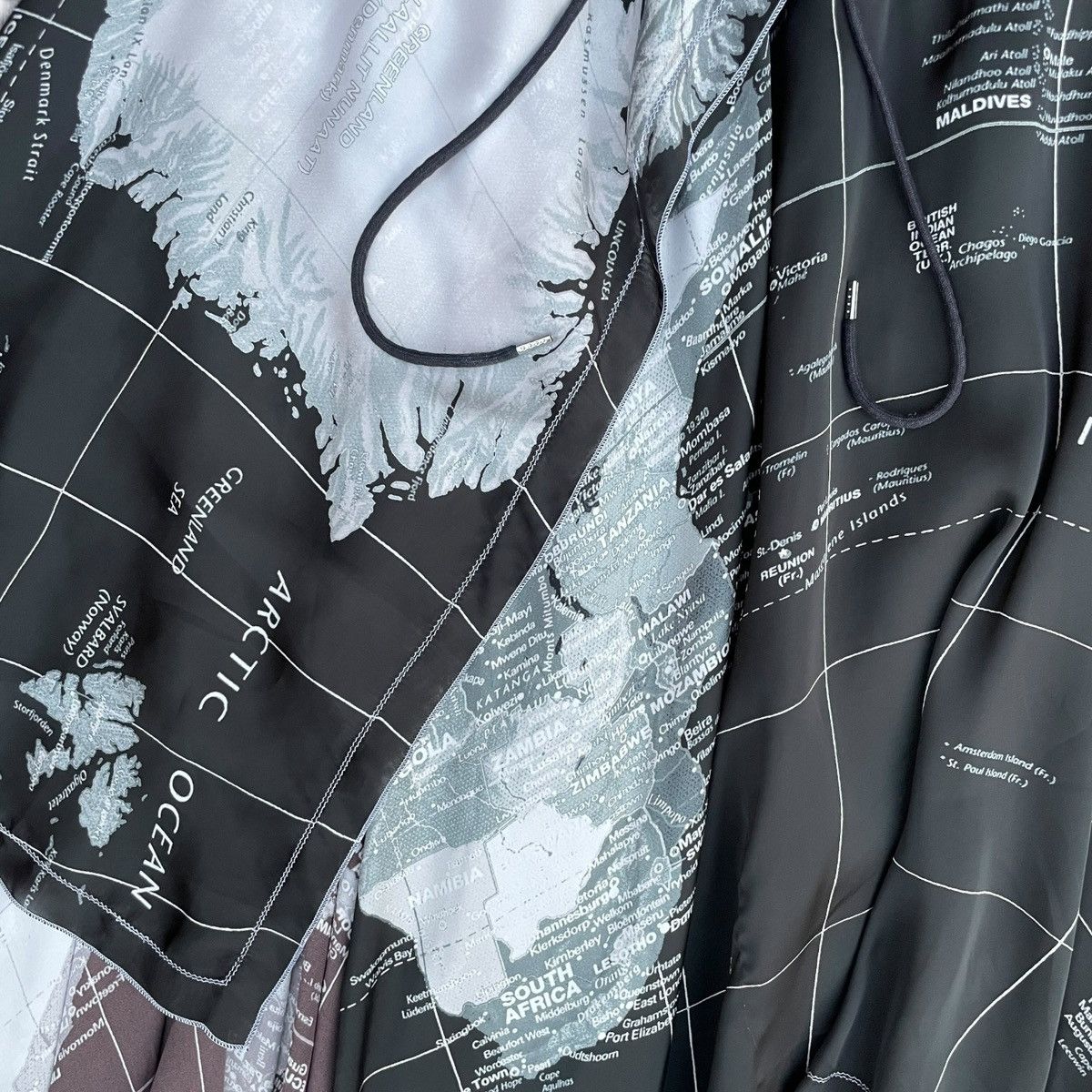 Sacai Sacai S/S20 Runway Map Print Garterized Asymmetric Skirt Size 28" / US 6 / IT 42 - 5 Thumbnail