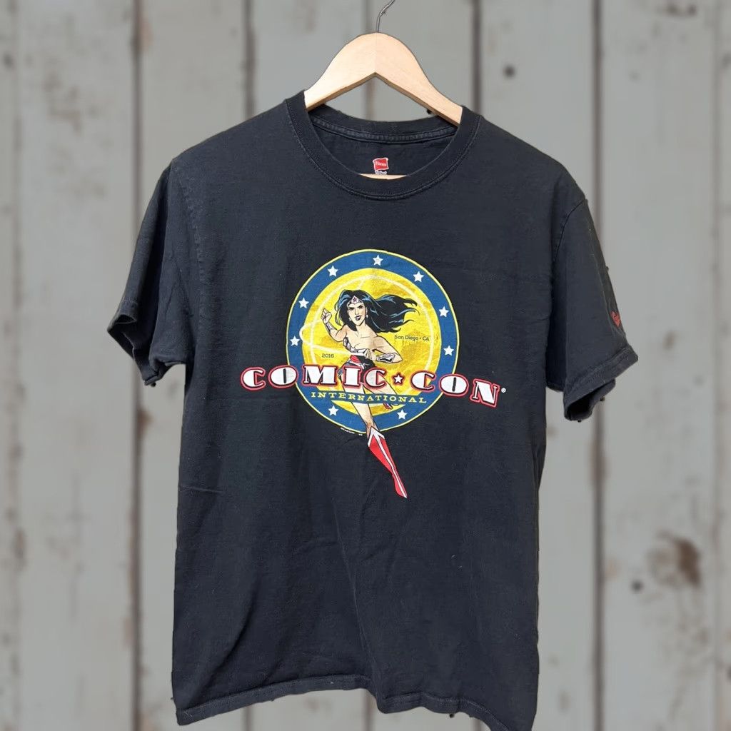 Hanes San Diego Comic Con SDCC 2016 Black T-shirt Medium Wonder Woman Men M Black Comics T-Shirt 2016 Mens Size US M / EU 48-50 / 2 - 1 Thumbnail