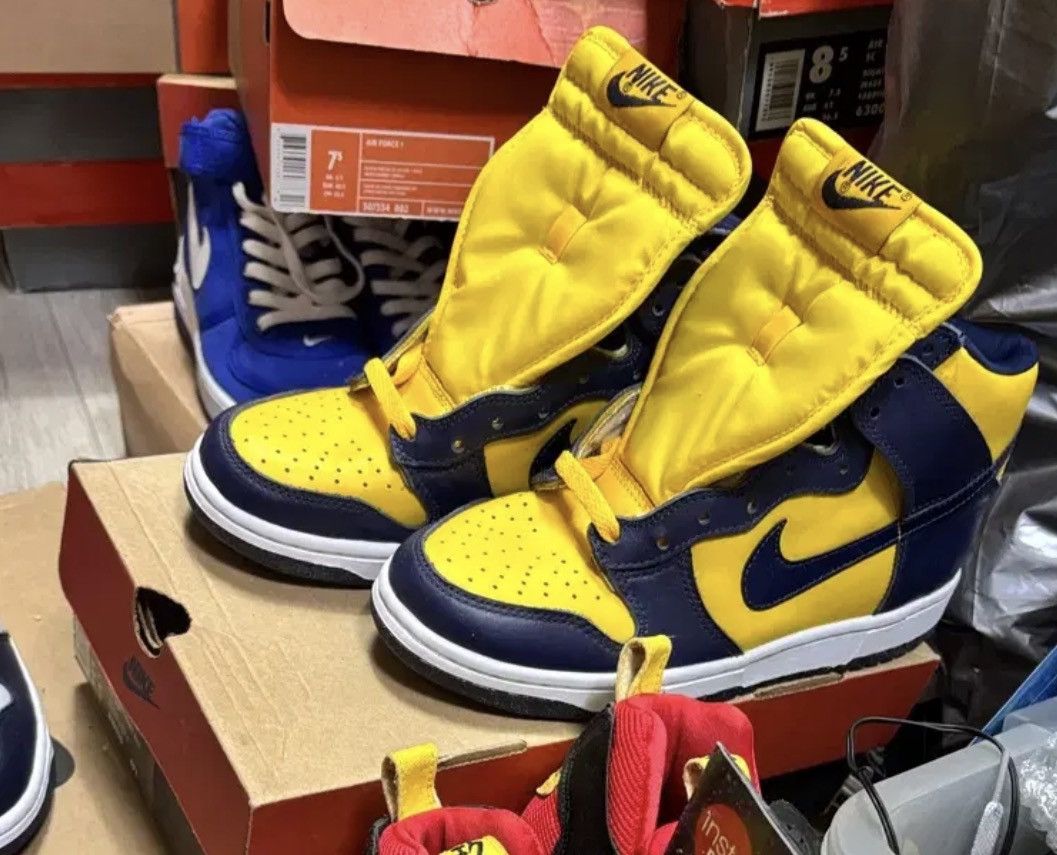 Nike Nike Dunk High LE 1999 Michigan W/ OG Box Size US 8 / EU 41 - 9 Thumbnail