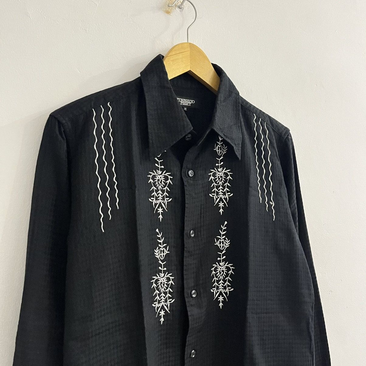 Tornado Mart Floral Accent Emnroidered Button Up