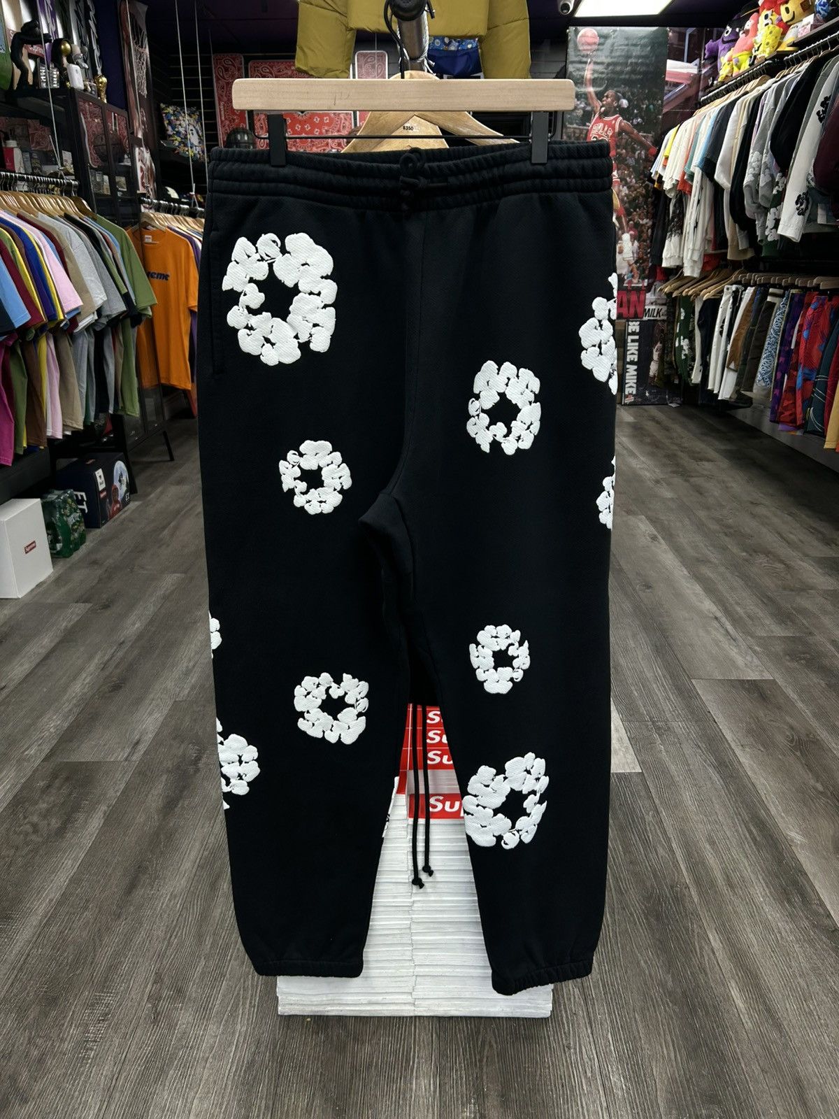 DENIM TEARS Denim tears Cotton Wreath Sweatpants Size US 28 / EU 44 - 1 Thumbnail