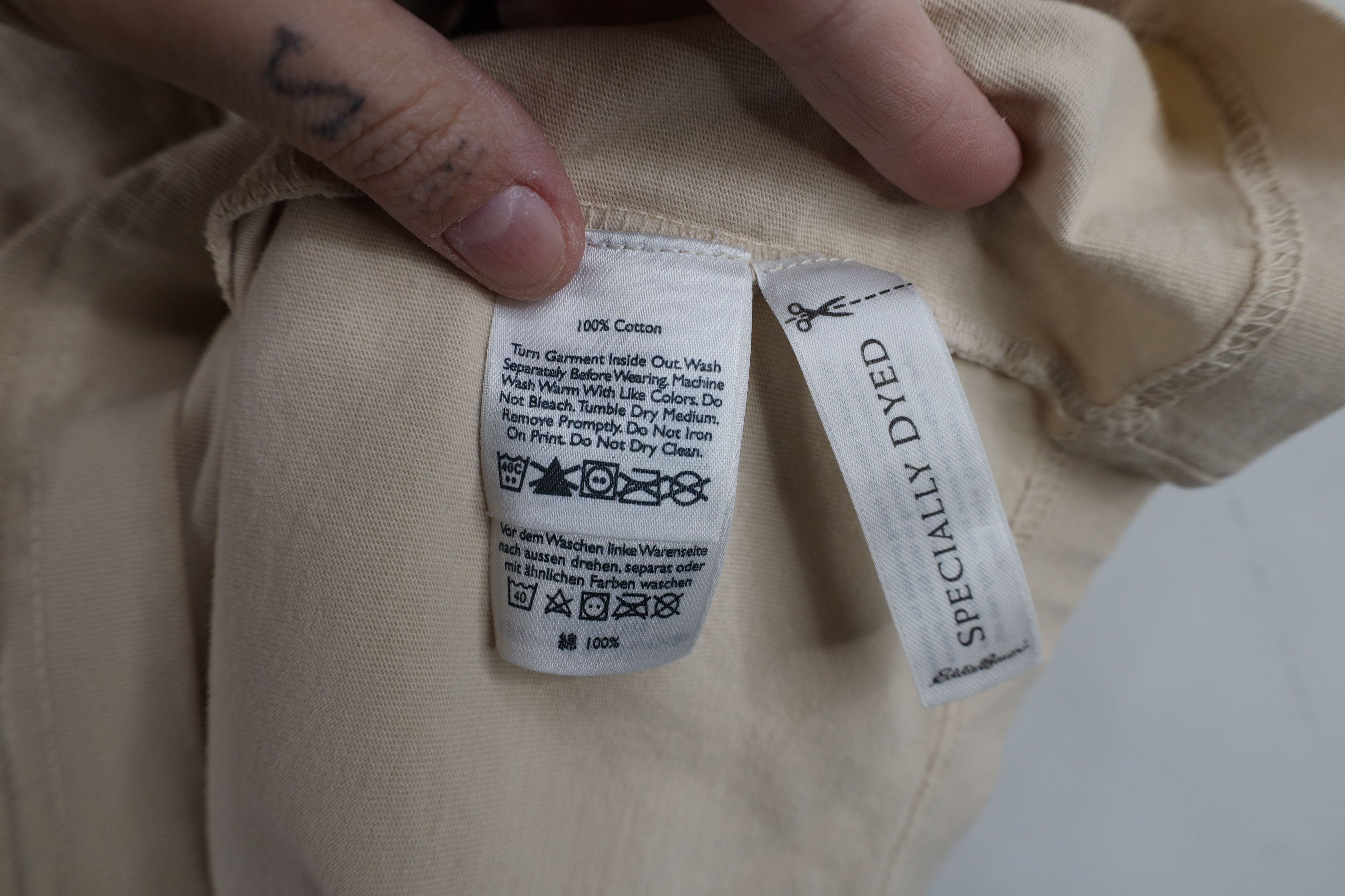 Eddie Bauer Vintage Y2K Eddie Bauer Stonewash Pocket T-Shirt Beige Size US L / EU 52-54 / 3 - 11 Thumbnail
