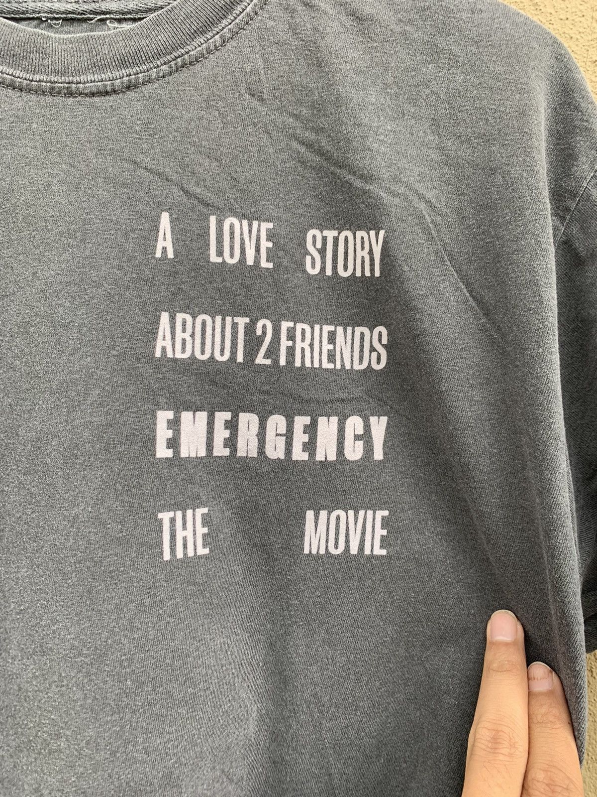 Vintage Thrashed Emergency Movie Comey Thriller Movie Faded Tshirt Size US L / EU 52-54 / 3 - 4 Thumbnail
