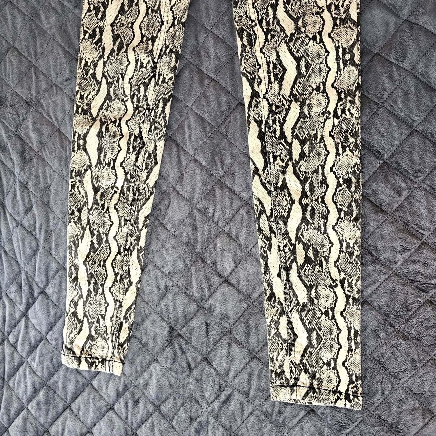 Vintage VINTAGE? No — Wild Fable Jeans Skinny Five Pocket 00 Beige Snakeskin Pattern Mid Rise Stretch Skinny Denim Women Pants Formal? Size 24" / US 00 / IT 34 - 2 Thumbnail