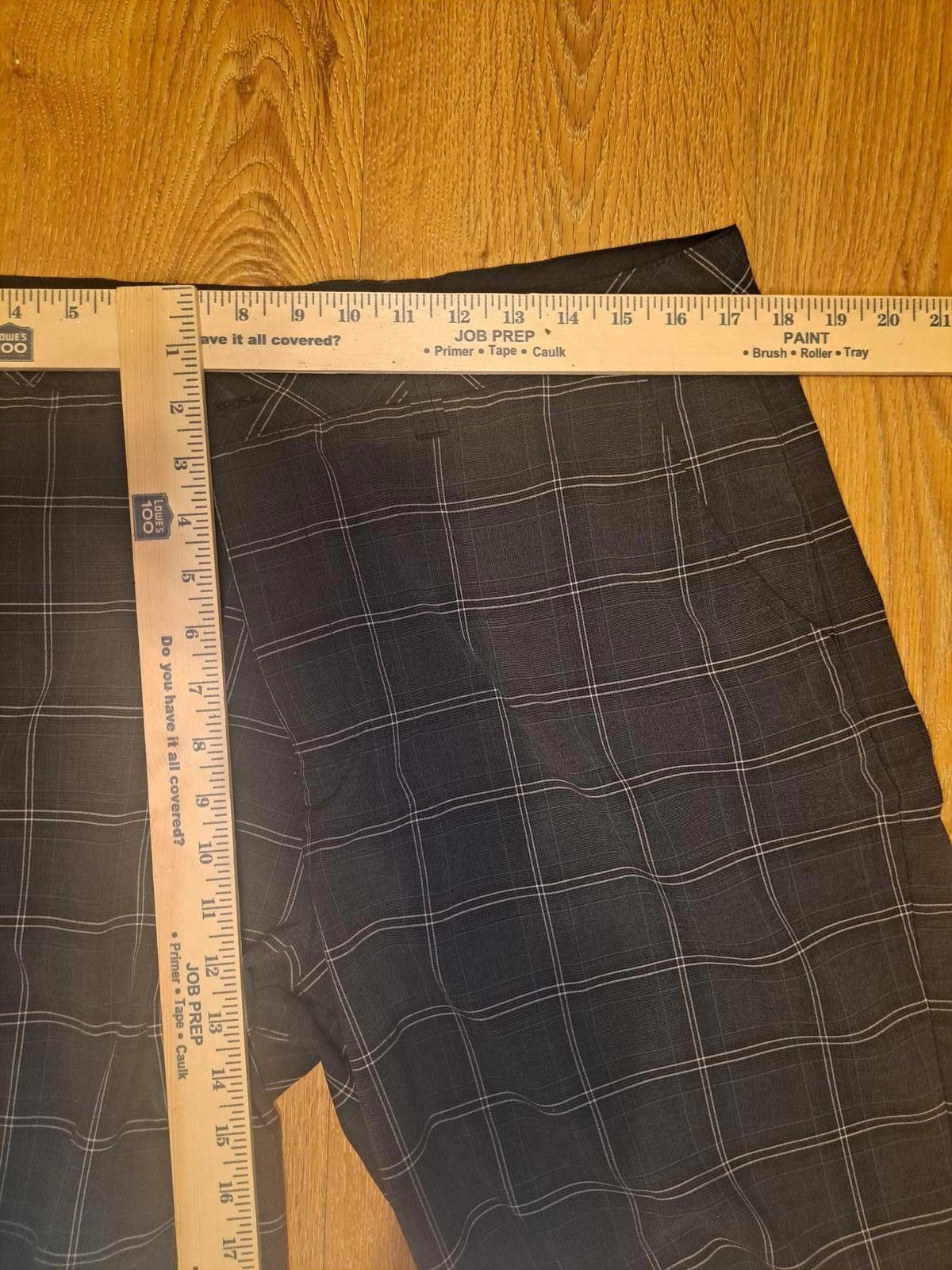 TravisMathew Travis Mathew Golf Shorts Mens Size 38 Black Plaid Size US 38 / EU 54 - 7 Thumbnail