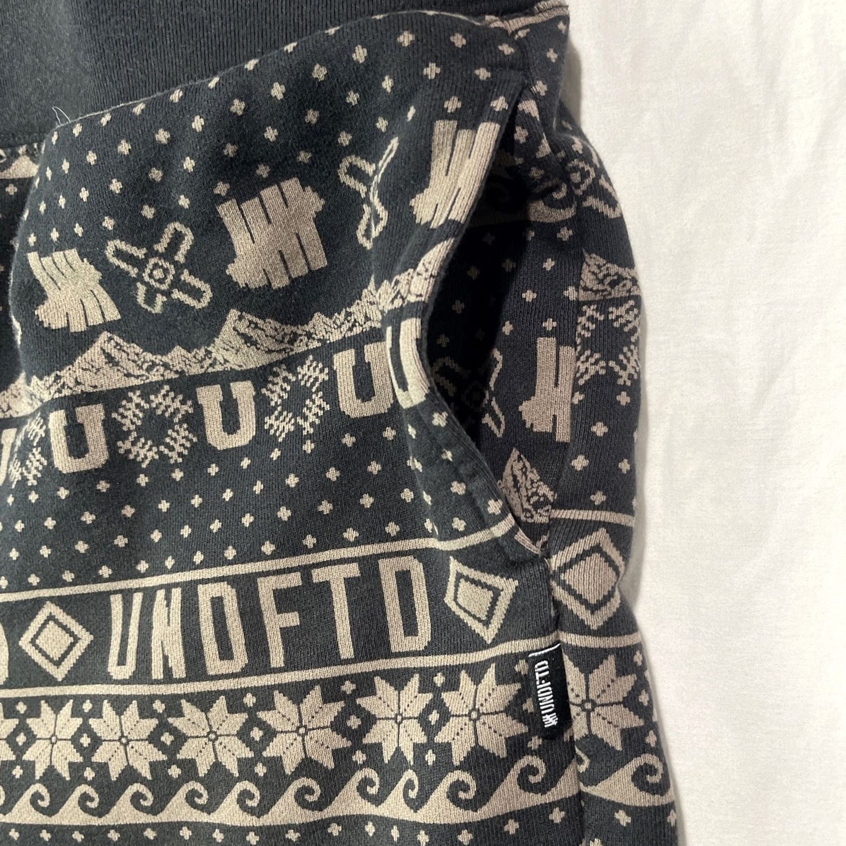 Undefeated VINTAGE Undefeated Shorts Mens Medium UNDFTD Black Fair Isle Sweats Logo Size US 31 - 3 Thumbnail