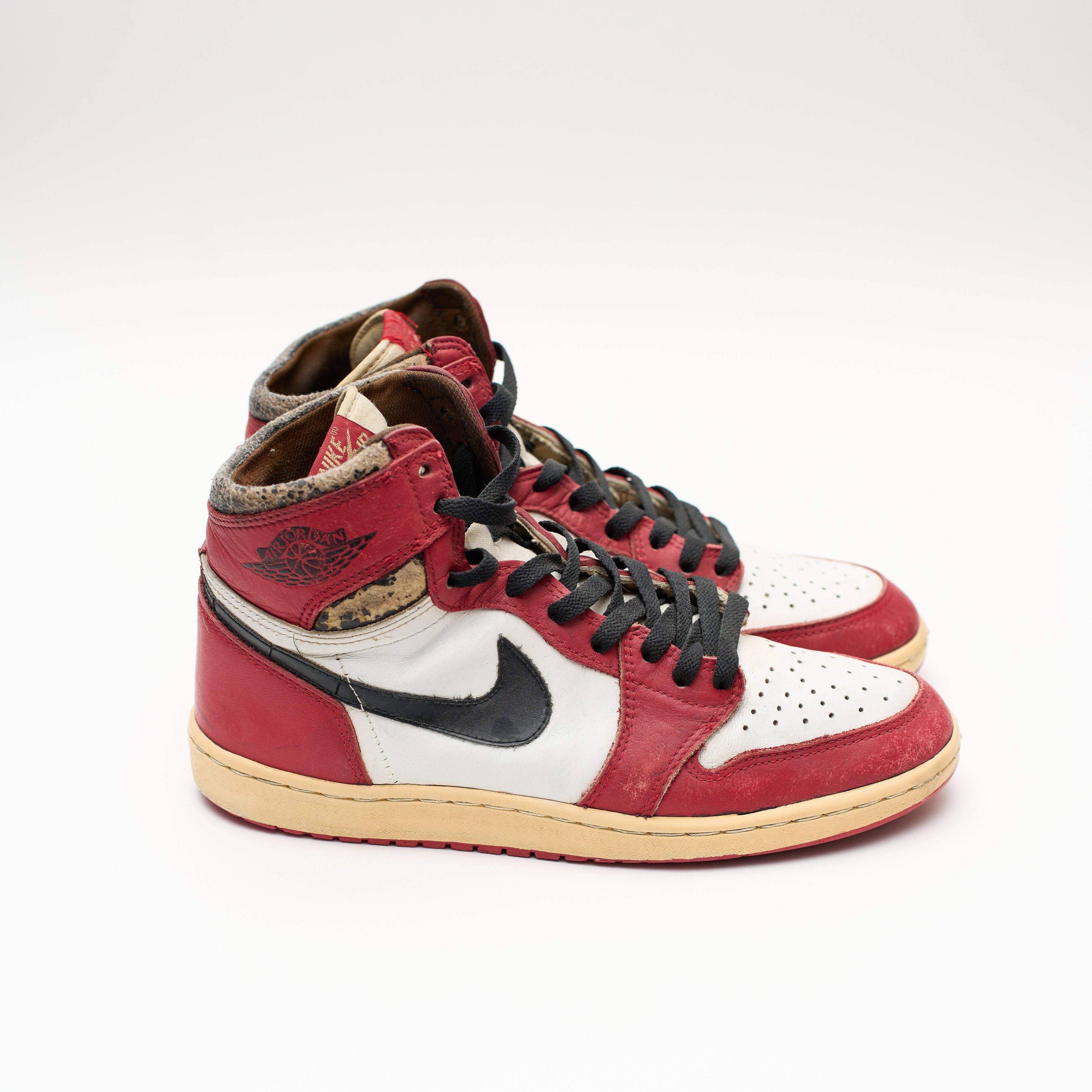 Jordan Brand 1985 Air Jordan Chicago 1 OG Size US 11 / EU 44 - 3 Thumbnail
