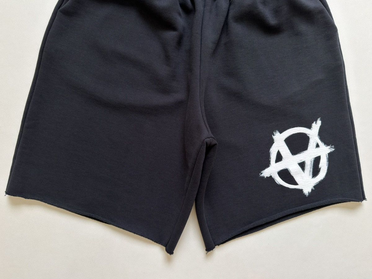 Vetements ‘Anarchy’ Print Black Raw Hem Shorts Size US 32 / EU 48 - 8 Thumbnail