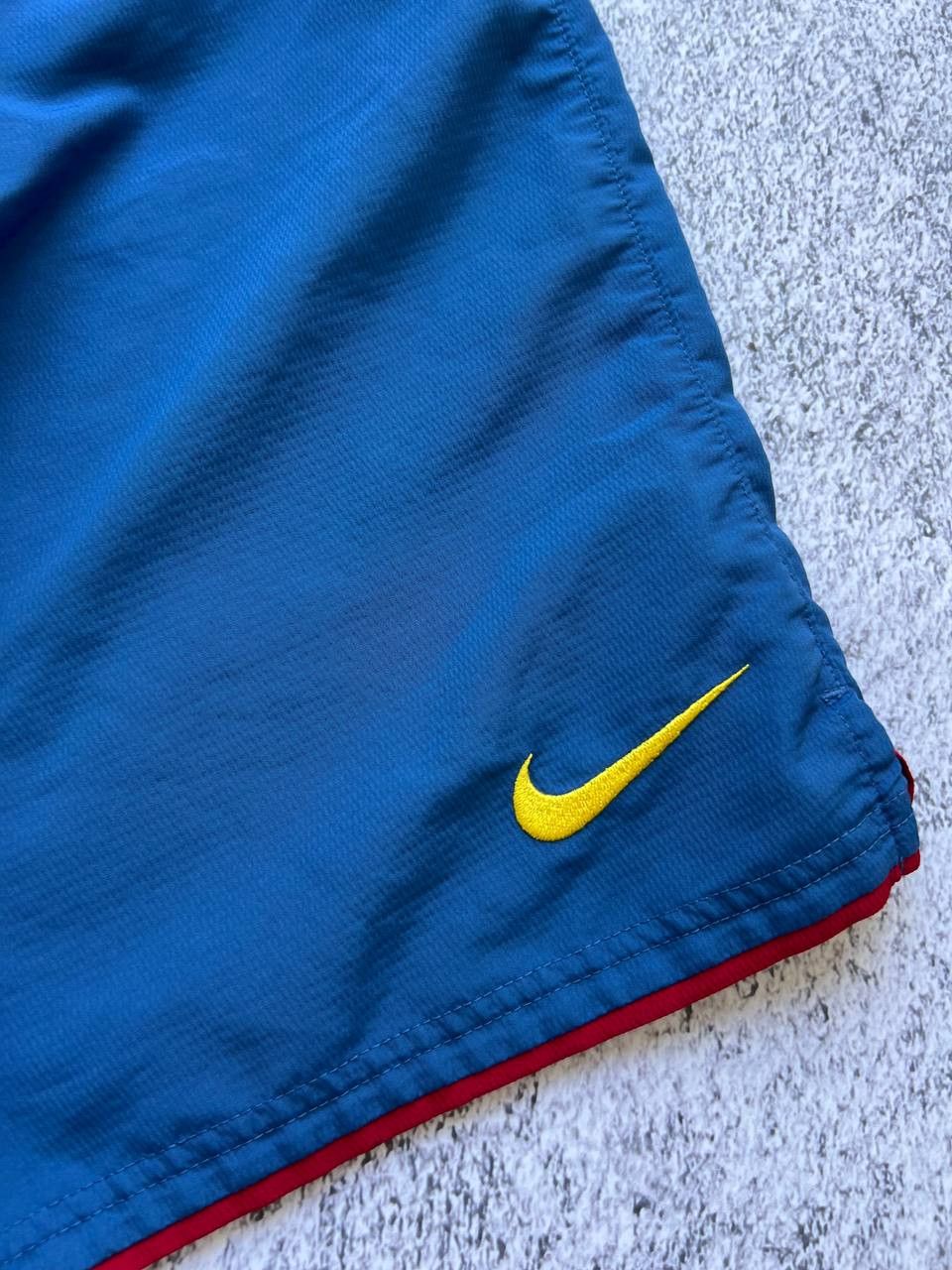 Nike Sz M FC BARCELONA NIKE VINTAGE 2007 FOOTBALL SOCCER SHORTS Size US 32 / EU 48 - 5 Thumbnail