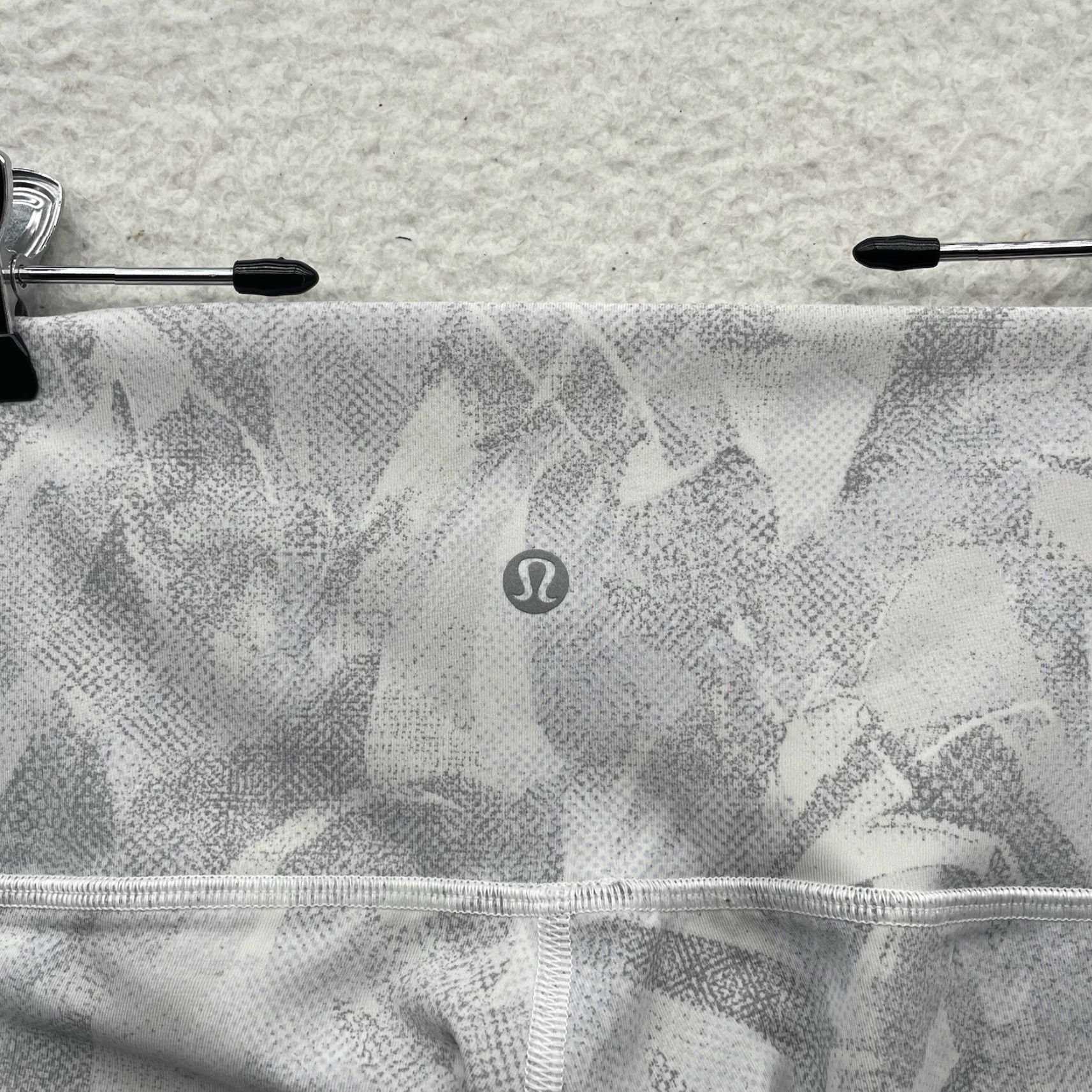 Lululemon Lululemon Wunder Under Leggings 6 28" High Rise Jasmine White Luxtreme Women Regular Inseam 28in White Geometric AA Size 28" / US 6 / IT 42 - 4 Thumbnail
