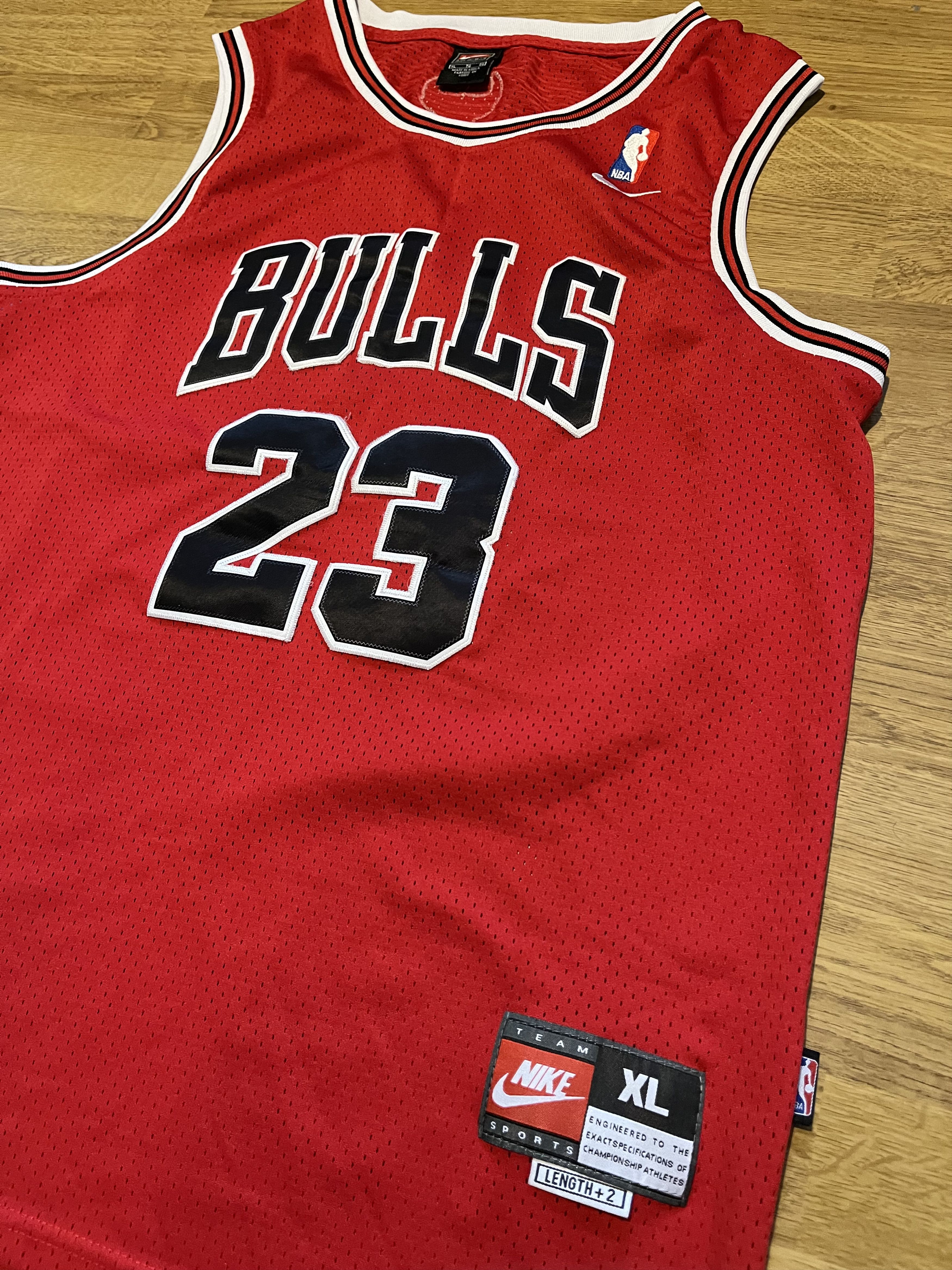 NBA Vintage Nike Chicago Bulls Jordan 23 NBA basketball jersey Size US XL / EU 56 / 4 - 2 Thumbnail