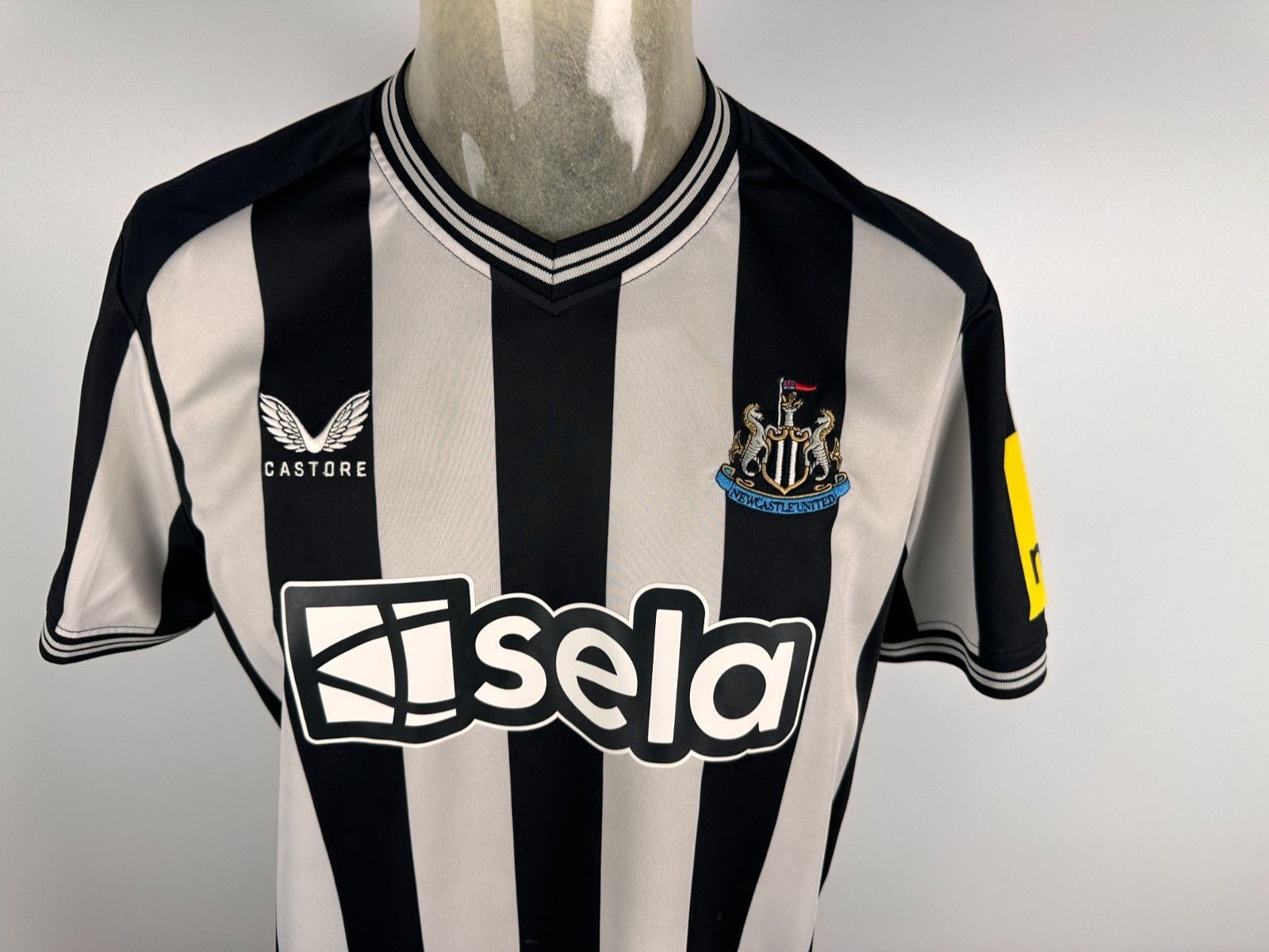 Castore Newcastle 2023 Football Shirt Soccer Jersey #14 Isak Size L Size US L / EU 52-54 / 3 - 6 Thumbnail
