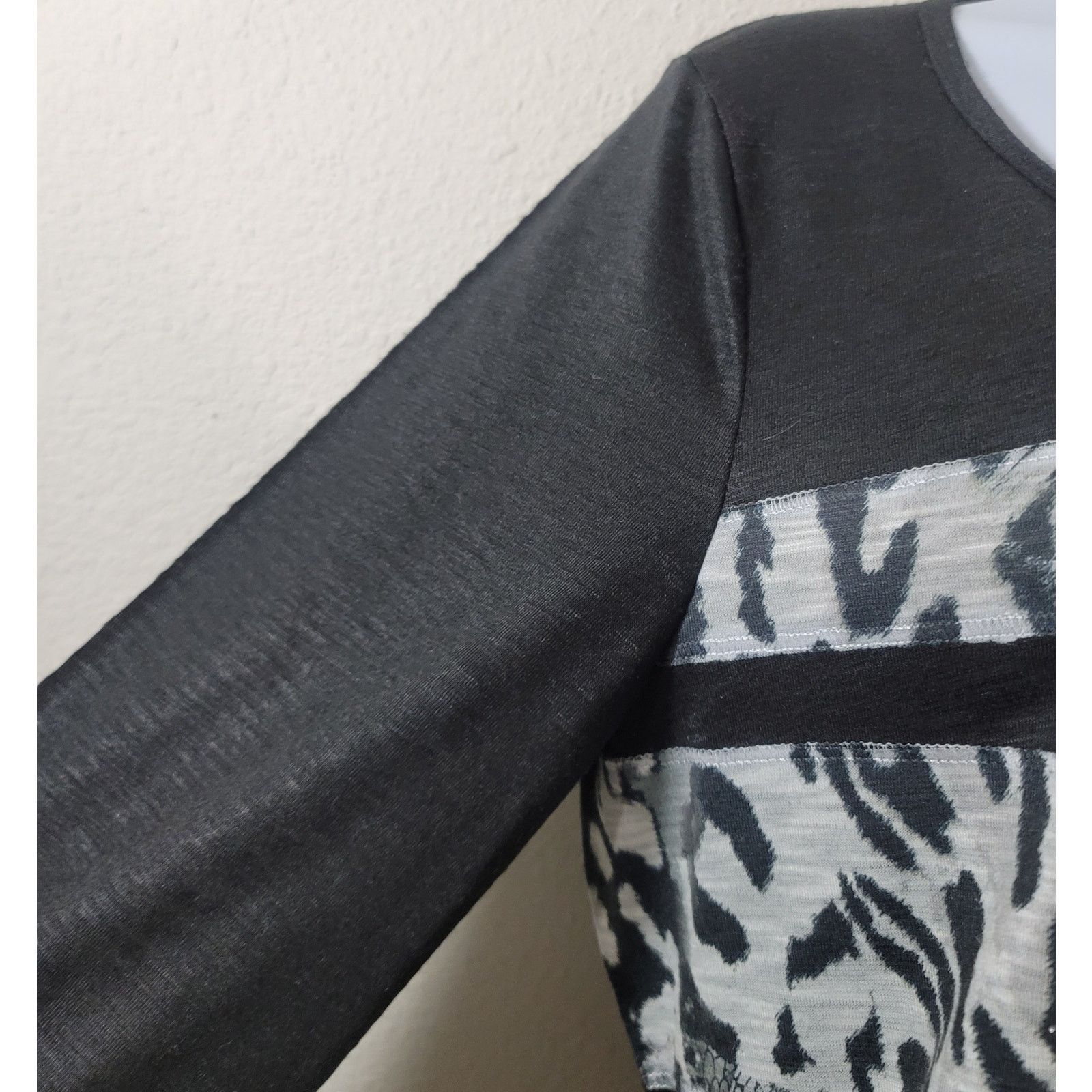Chicos Chico's Black Gray Animal Print Beading Top 1 Medium NWOT Size M / US 6-8 / IT 42-44 - 7 Thumbnail