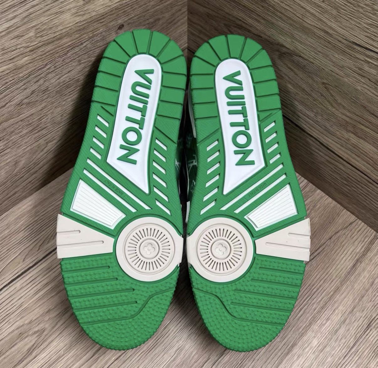Louis Vuitton Louis Vuitton Trainer White Green Velvet Sneakers J41 Size US 9 / EU 42 - 4 Thumbnail