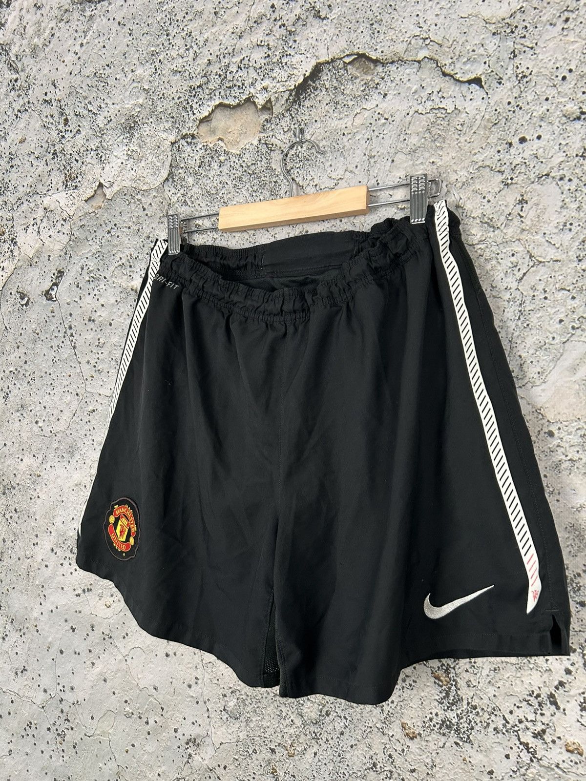 Vintage Vintage Nike Manchester United Soccer Jersey Shorts Football Size US 34 / EU 50 - 2 Thumbnail