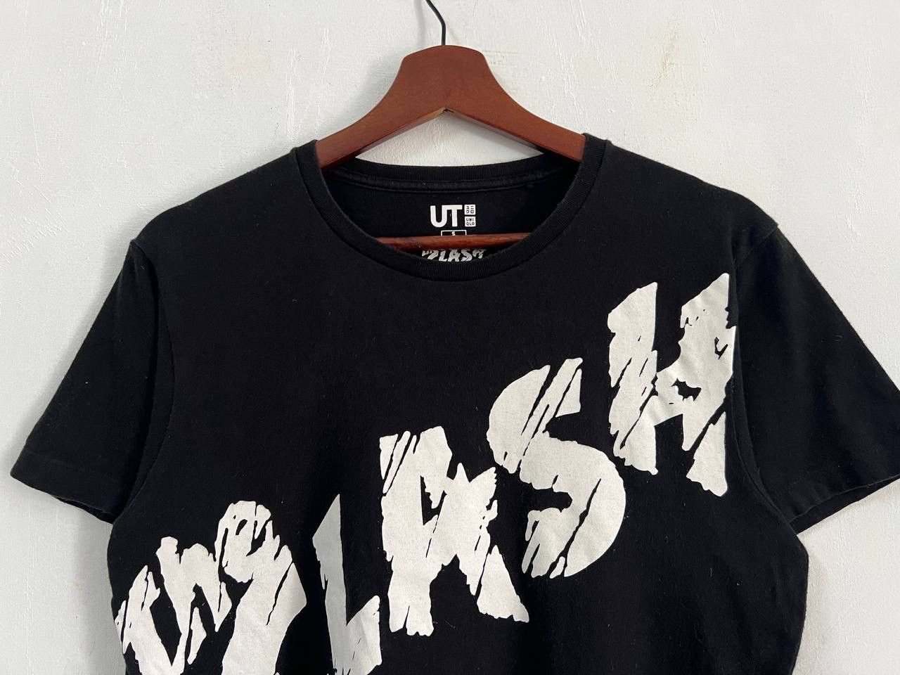 Uniqlo The Clash Uniqlo UT Tee Size US S / EU 44-46 / 1 - 3 Thumbnail
