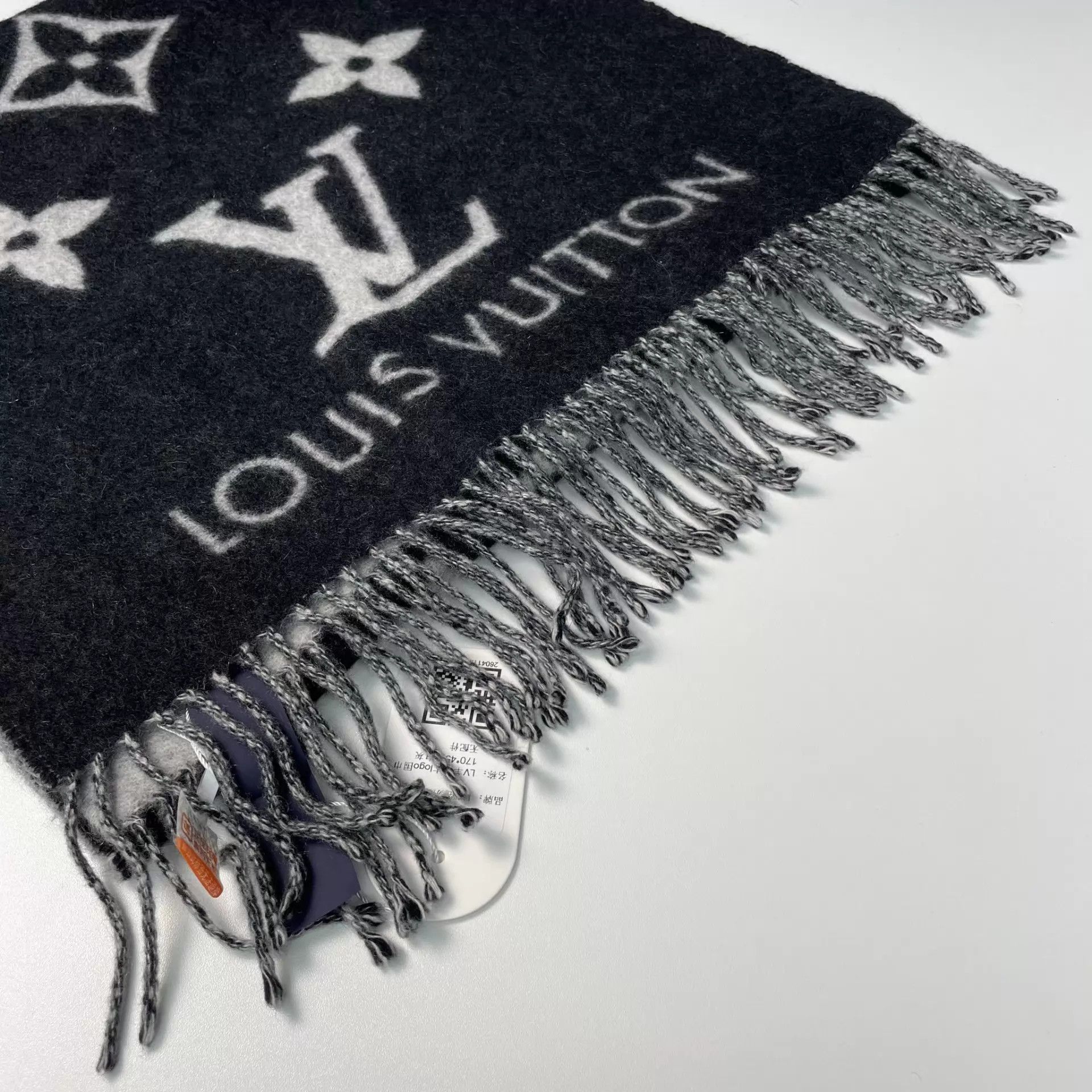 Louis Vuitton LV Cashmere Big Logo Scarf Black/White/Grey Size ONE SIZE - 4 Thumbnail