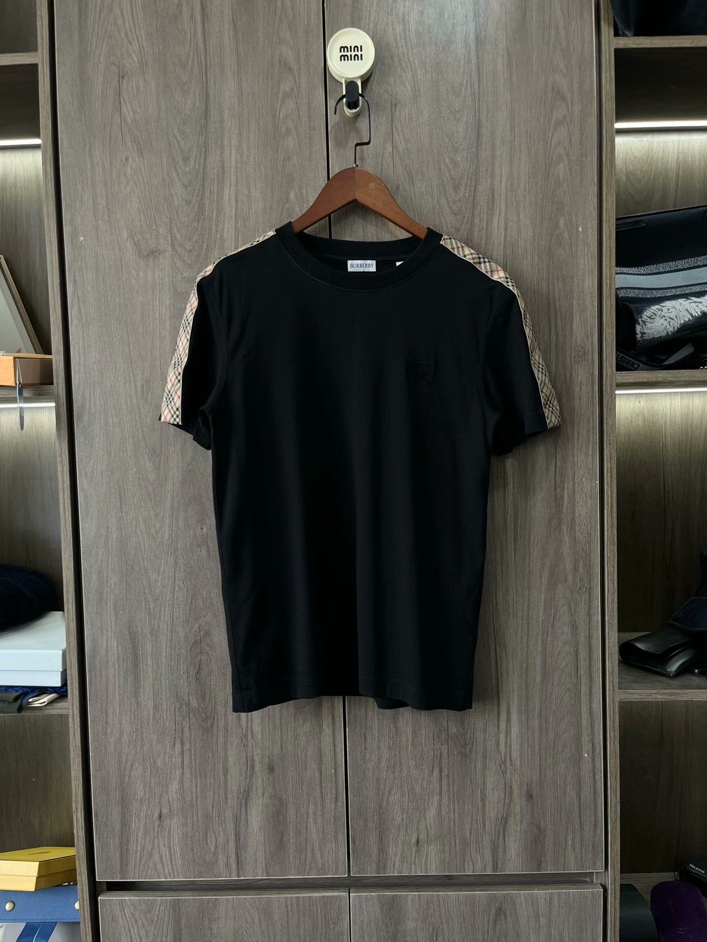 Burberry Burberry Check Round Neck Slim Short Sleeve Size US S / EU 44-46 / 1 - 1 Thumbnail