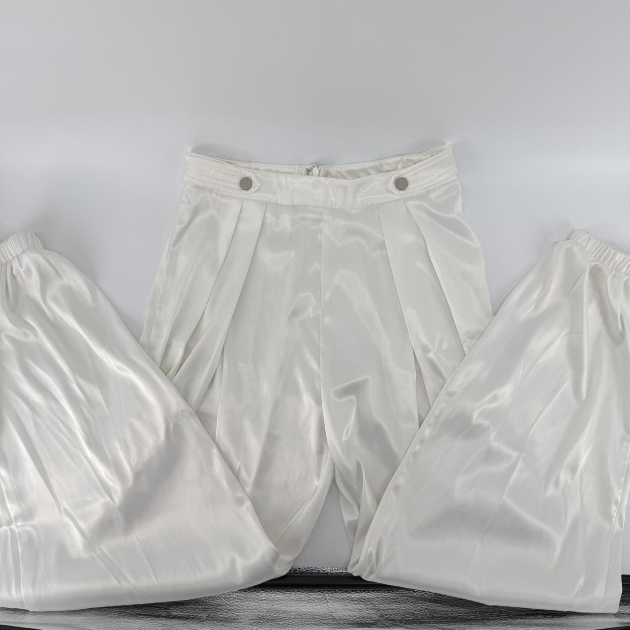 Akira AKIRA White Satin Pleated High Waisted Jogger Pants S Size 28" / US 6 / IT 42 - 1 Thumbnail