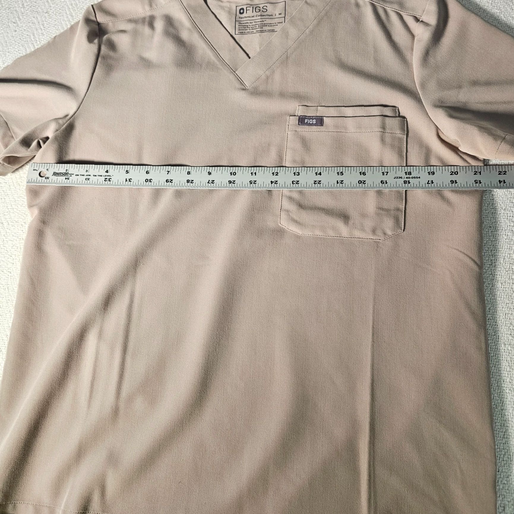 Vintage Figs Technical Scrub Top Size Med Three Pockets Short Sleeve V-Neck Beige Tan Size US M / EU 48-50 / 2 - 5 Thumbnail