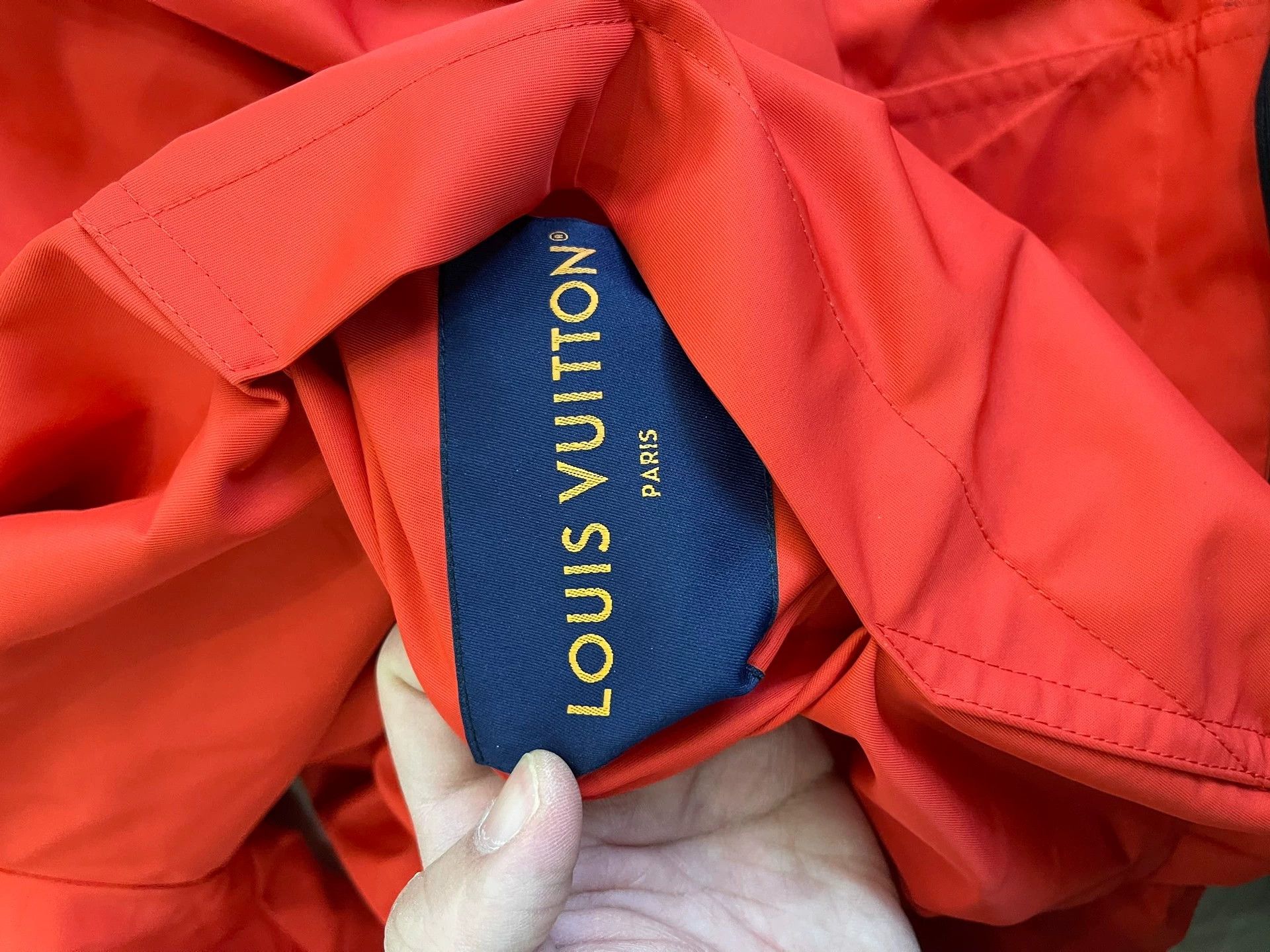 Louis Vuitton LV New 2-Sided Full Logo & Solid w/ LV Pin Jacket 48 Size US M / EU 48-50 / 2 - 9 Thumbnail