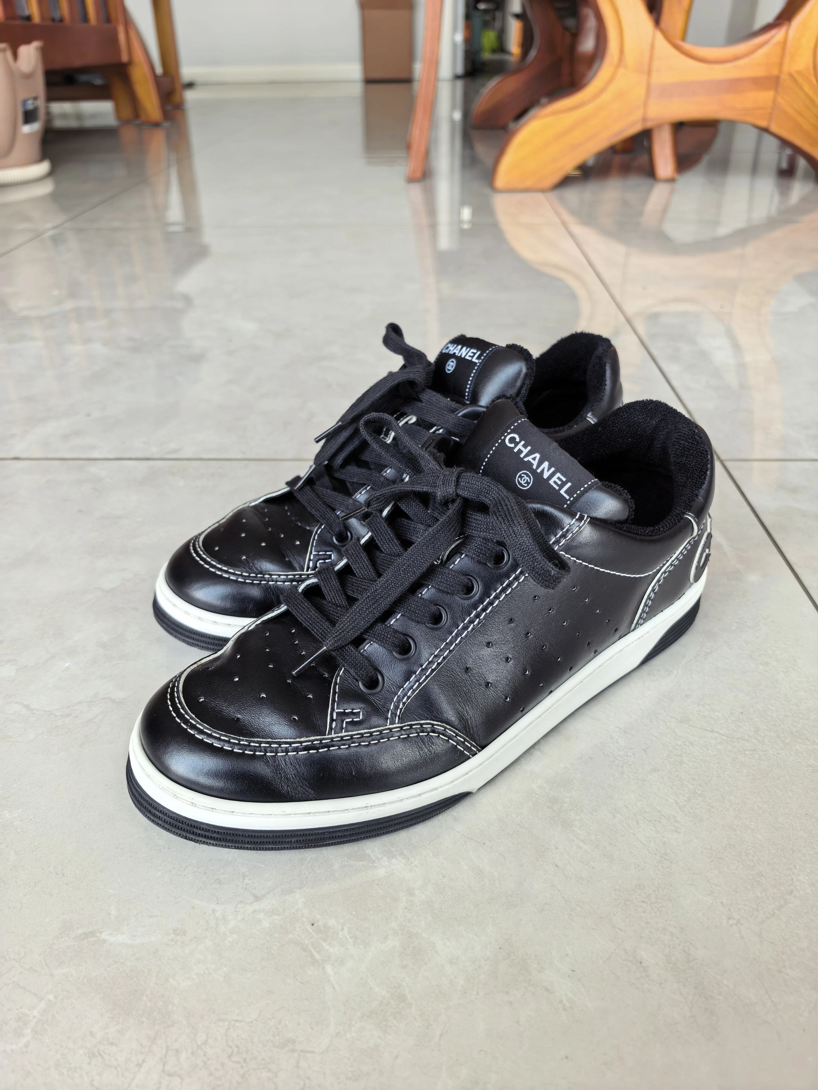 Chanel Chanel Leather Logo Back Sneakers 42 (Fits 43) Size US 9 / EU 42 - 1 Thumbnail