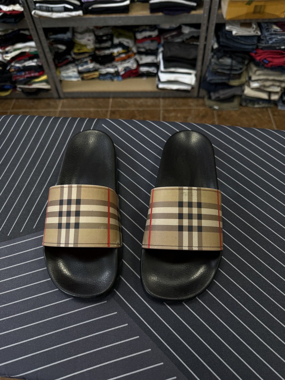 Burberry 🇬🇧 Burberry Nova Check Slides Pool Sandals Made in Italy Size US 6.5 / EU 39-40 - 4 Thumbnail
