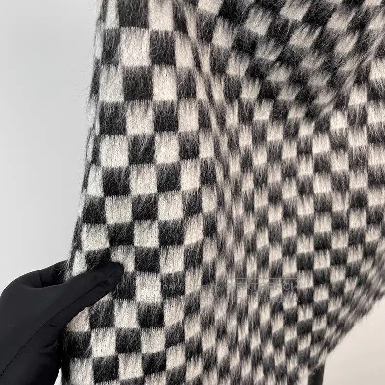 Louis Vuitton Louis Vuitton size s Black and white checkered wool skirt Size 24" / US 00 / IT 34 - 4 Thumbnail