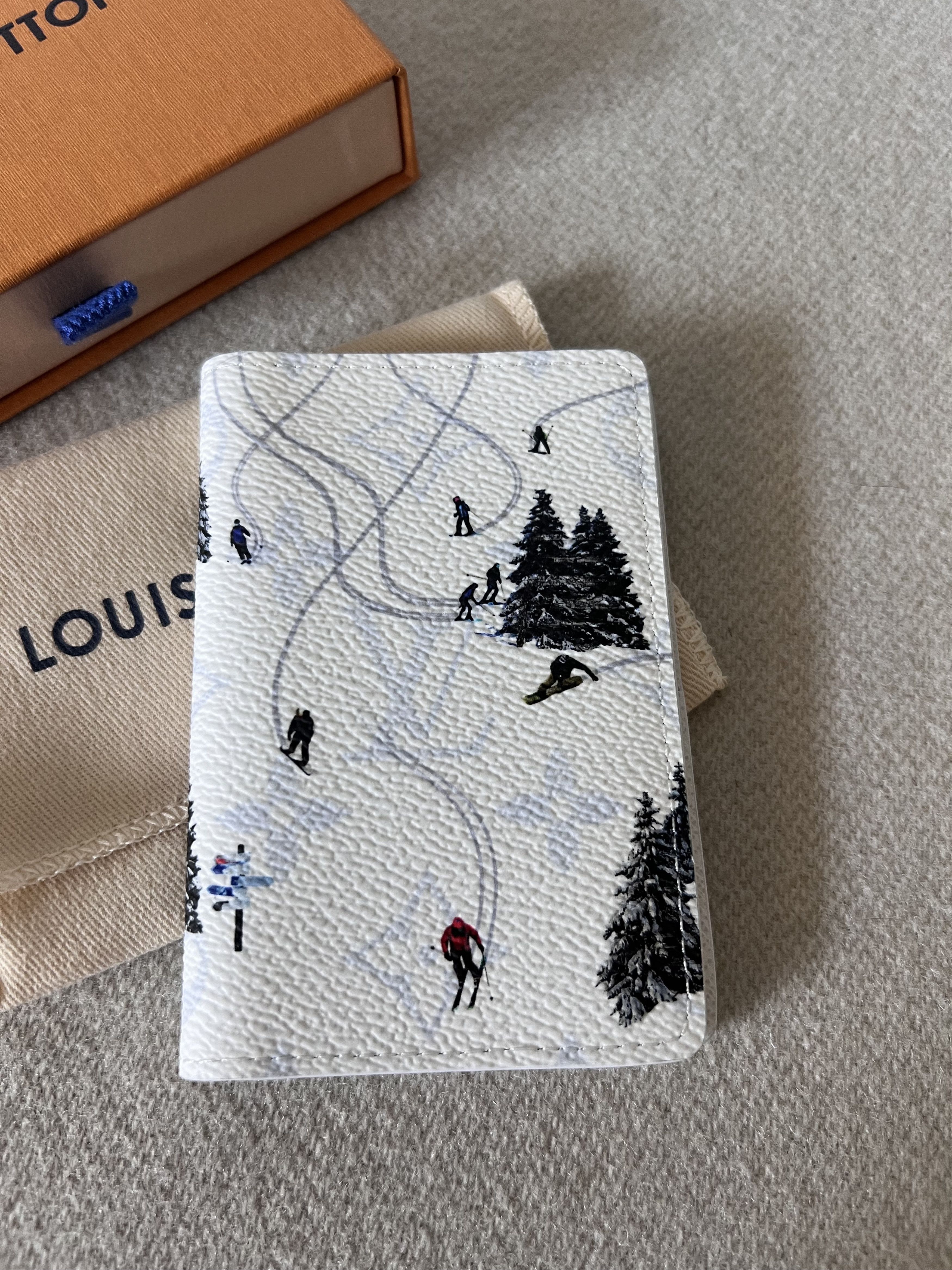 Louis Vuitton Louis Vuitton Skiing Pocket Organizer in White Leather Size ONE SIZE - 2 Thumbnail