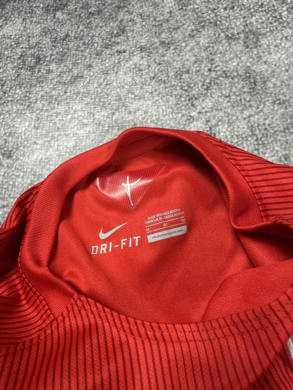 Nike Nike England Soccer Jersey Streetwear Rare Style M VTg Size US M / EU 48-50 / 2 - 4 Thumbnail