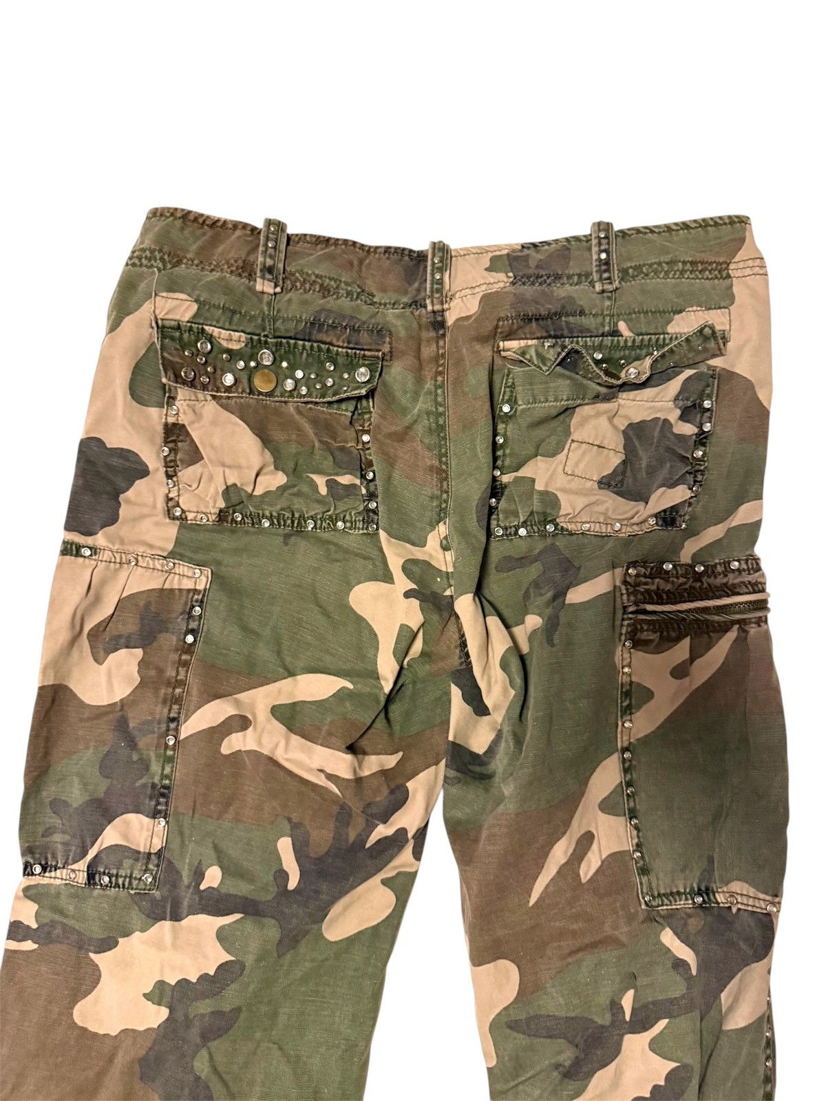 Japanese Brand × Vintage baddie camo studded cargo low rise pants Size 27" / US 4 / IT 40 - 4 Thumbnail