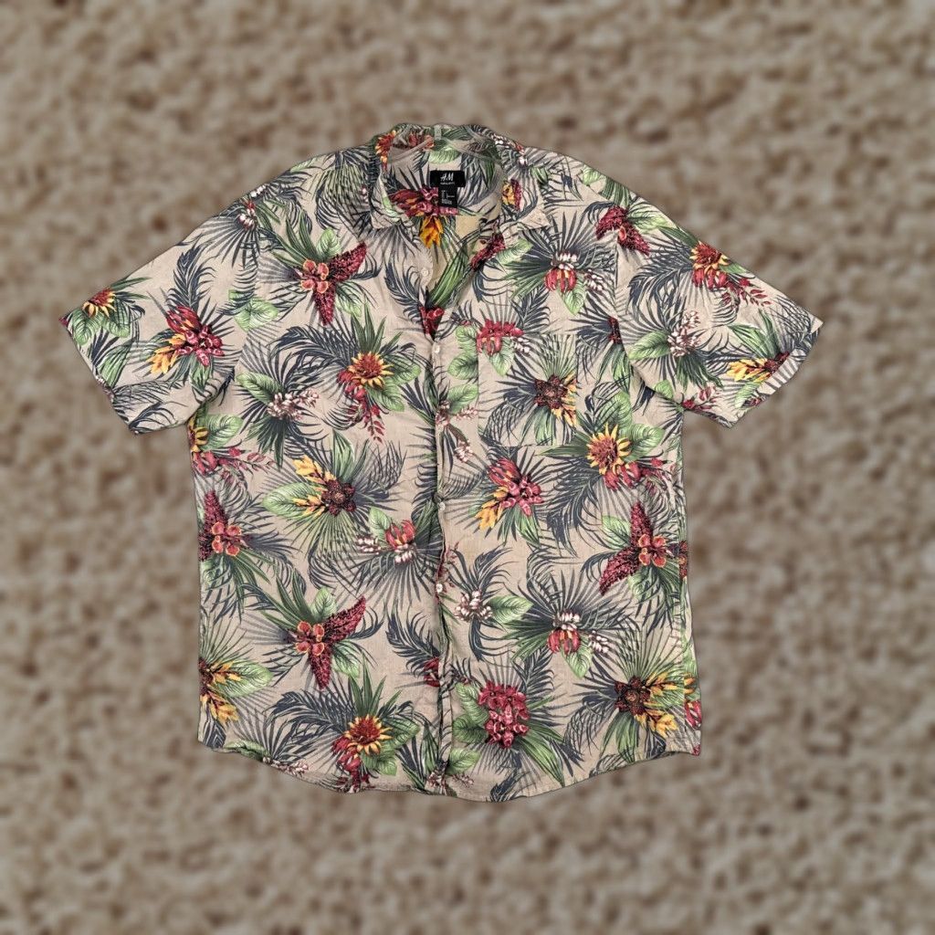 H&M VINTAGE? No. Just H&M Button-Up Shirt Men L Gray Floral Rayon Short Sleeve Casual Hawaii 40in Chest All Seasons Pockets Red Bird Pattern Mens Size US L / EU 52-54 / 3 - 1 Thumbnail