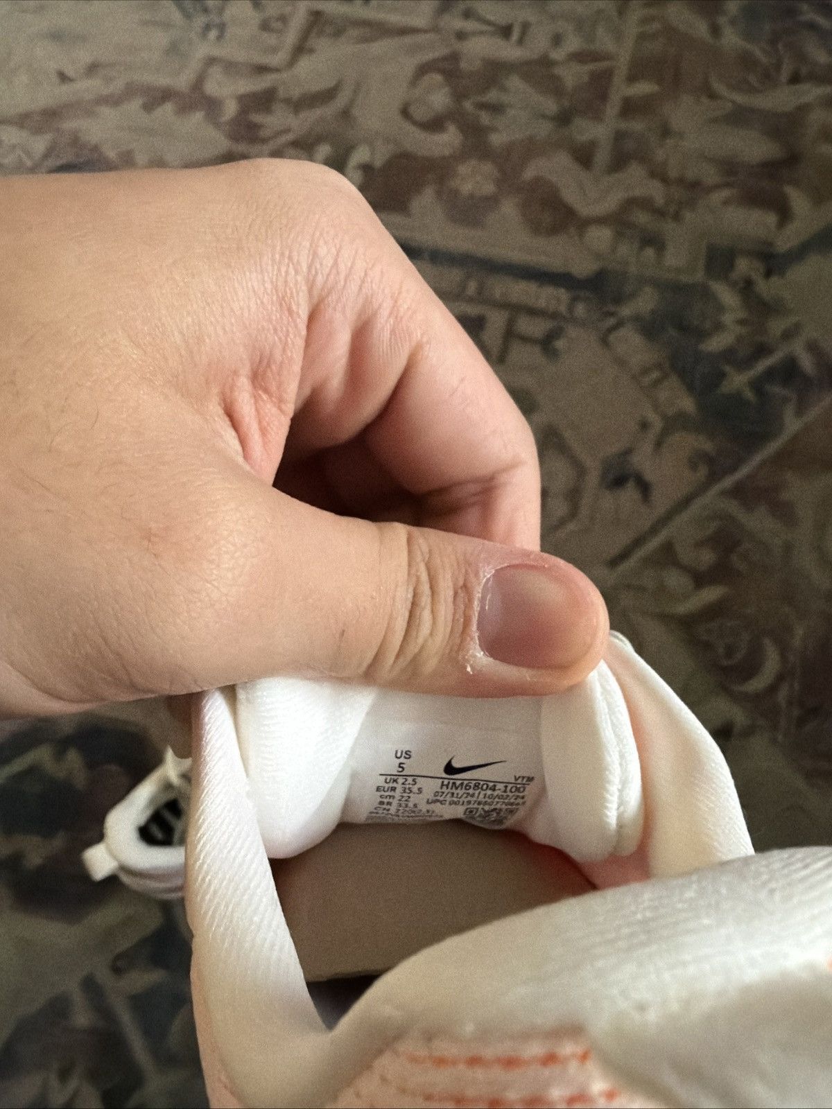 Nike Nike Vomero 18 Size US 5 / IT 35 - 5 Thumbnail