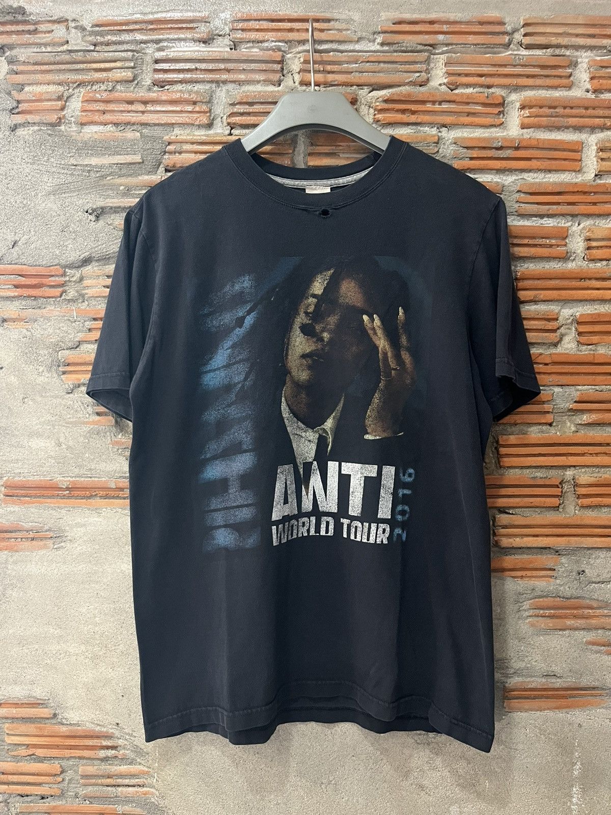 Band Tees RIHANNA ANTI World Tour 2016’s Travis Scott Tshirt Size US M / EU 48-50 / 2 - 2 Thumbnail